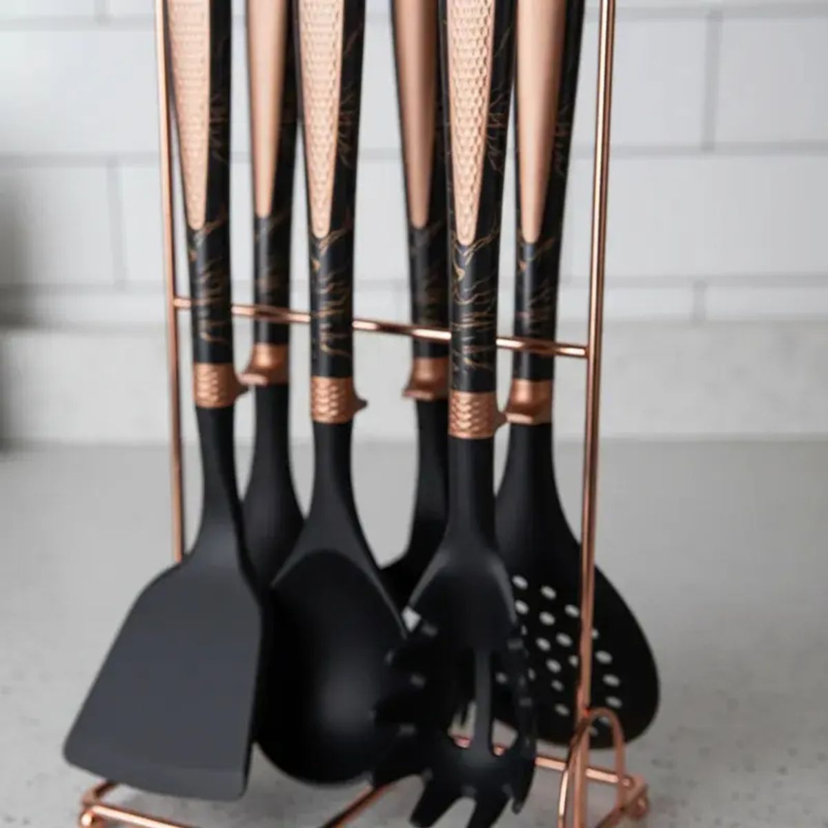 IRM - Set Utensilios Cocina 7 Piezas Silicona Negro Marmoleado Soporte Metal Rose Gold FIGOIMPORT