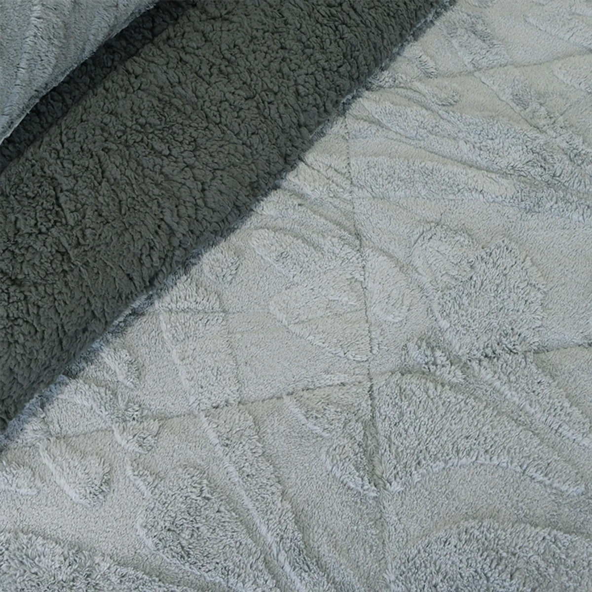 DORAL - CUBRECAMA PLUMON JACQUARD DELUXE CON SHERPA GRIS DORAL 2 PLAZAS