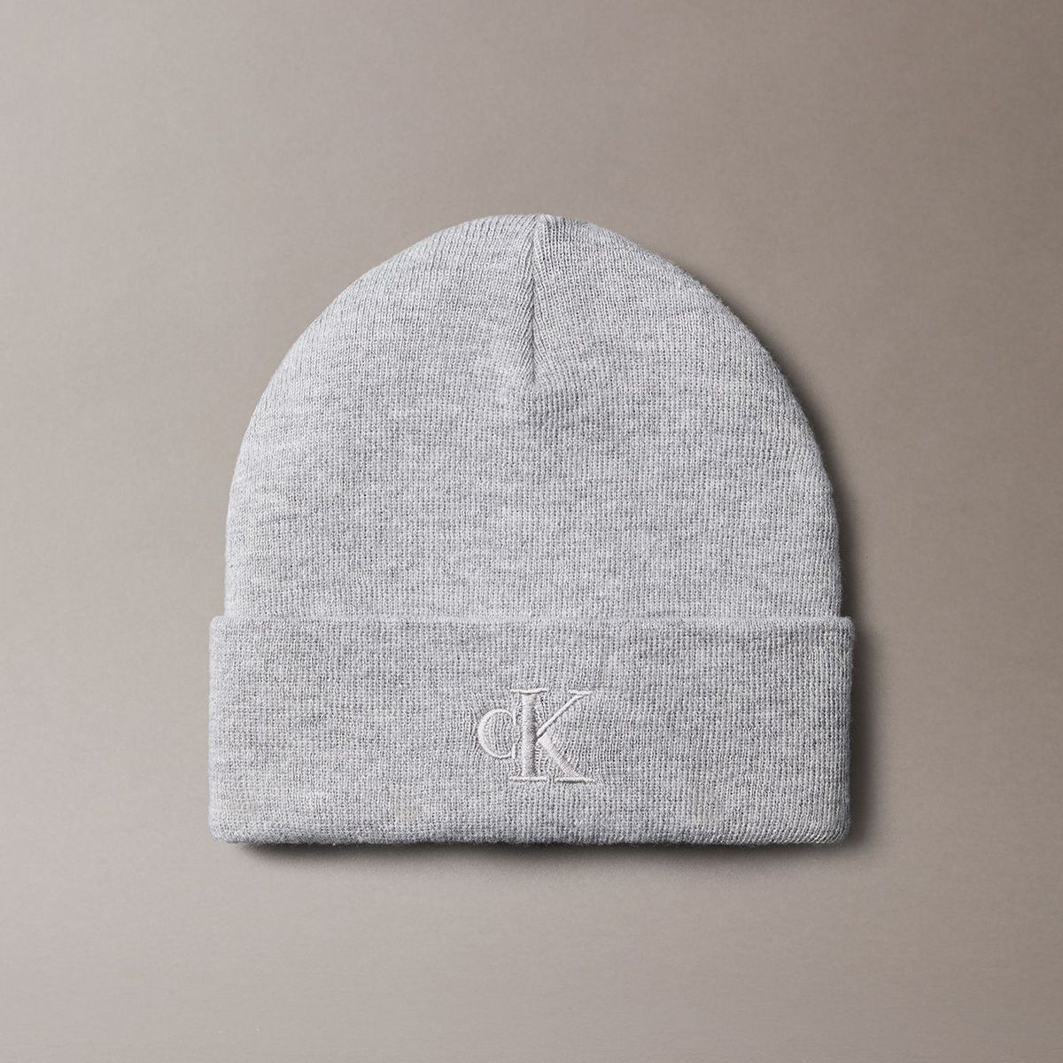 CALVIN KLEIN - Gorro Beanie con Monograma Bordado Gris Calvin Klein