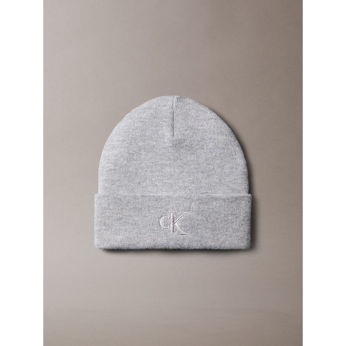 CALVIN KLEIN - Gorro Beanie con Monograma Bordado Gris Calvin Klein