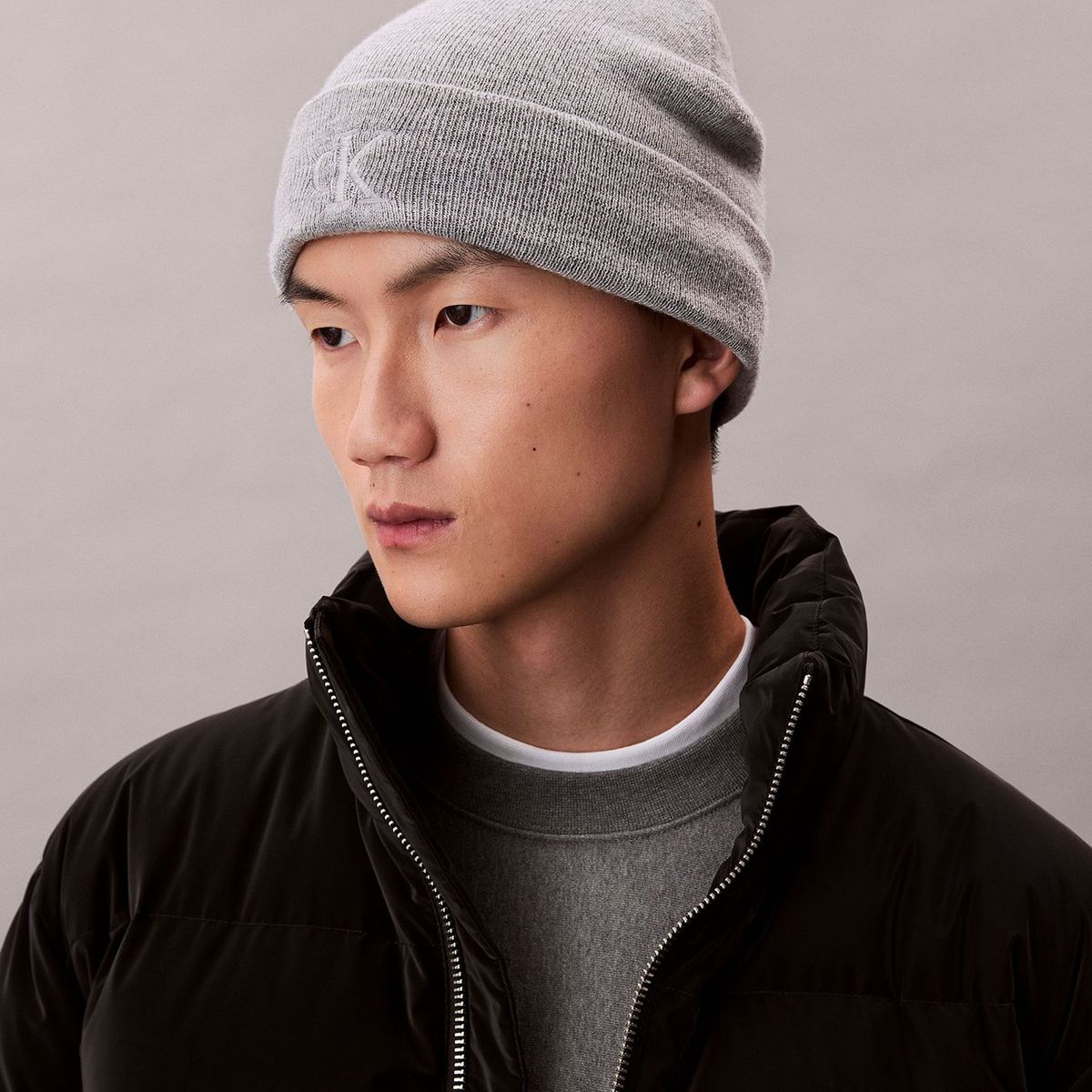 CALVIN KLEIN - Gorro Beanie con Monograma Bordado Gris Calvin Klein