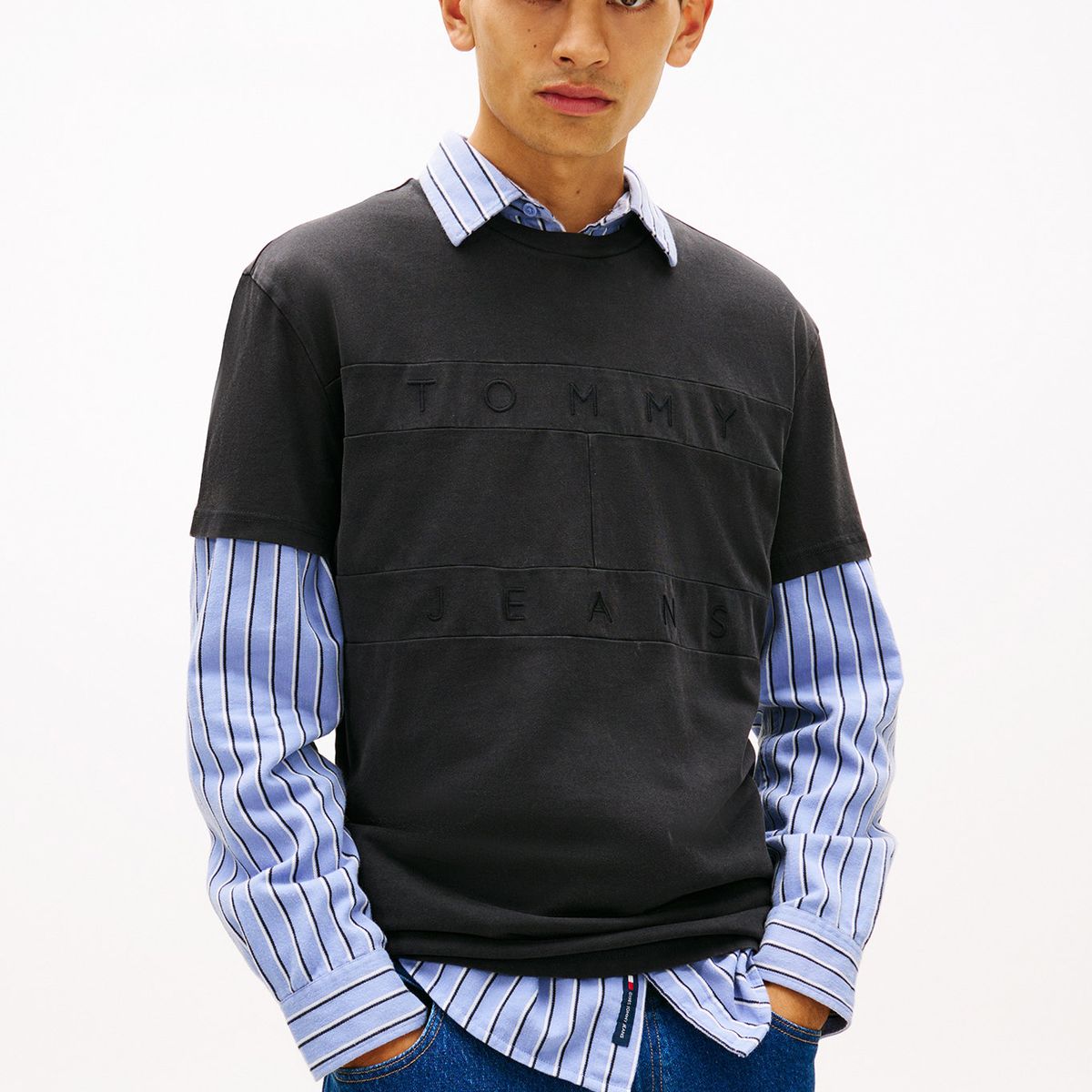 TOMMY HILFIGER - Polera Con Logo Tonal Regular Fit Negro Tommy Jeans