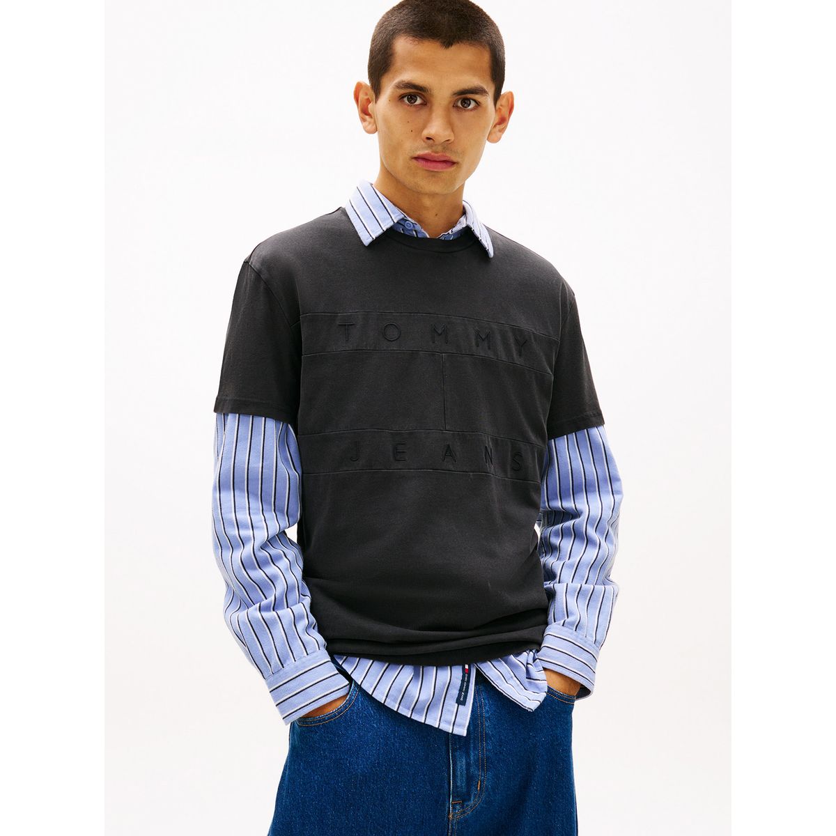 TOMMY HILFIGER - Polera Con Logo Tonal Regular Fit Negro Tommy Jeans