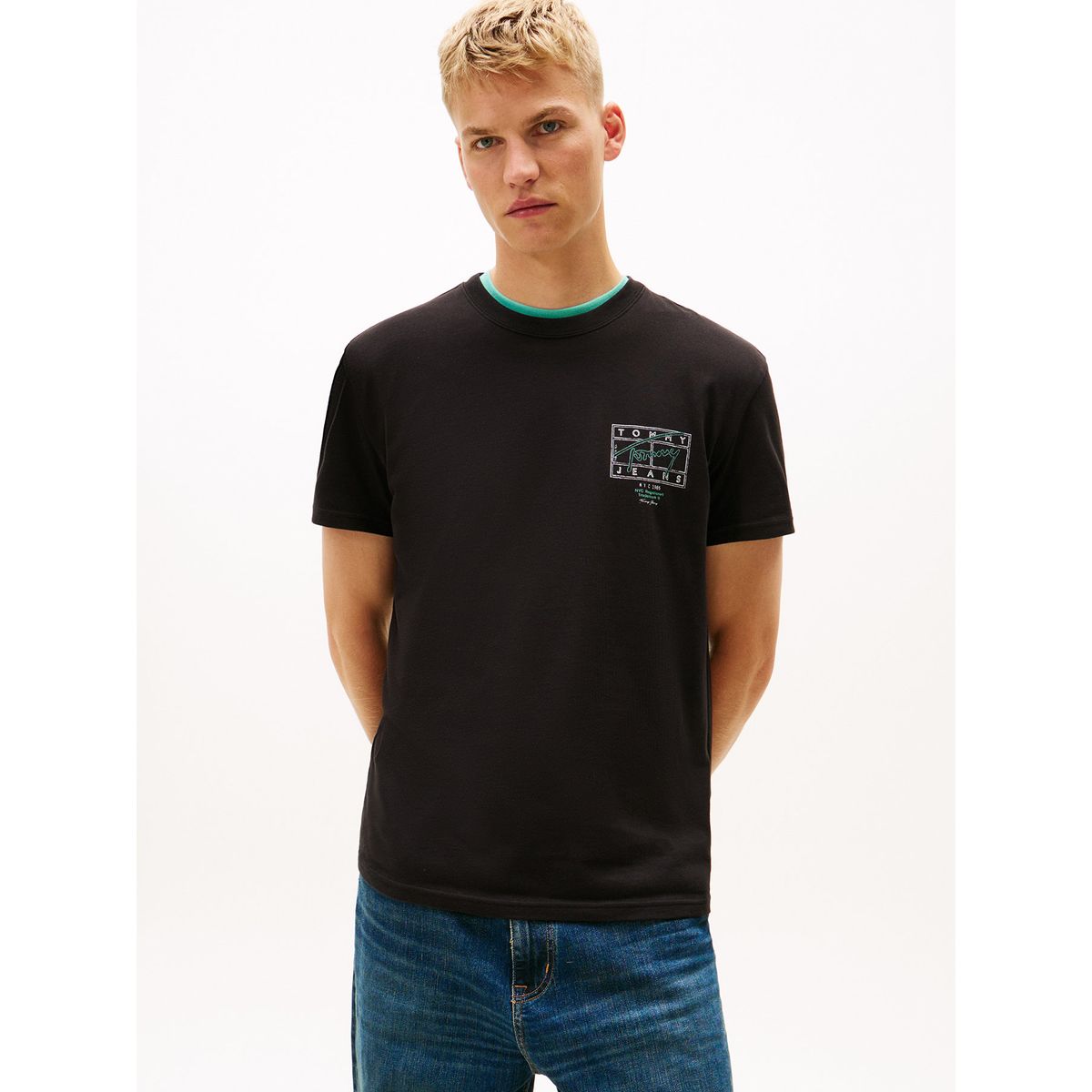 TOMMY HILFIGER - Polera Con Logo Efecto Espray Regular Fit Negro Tommy Jeans