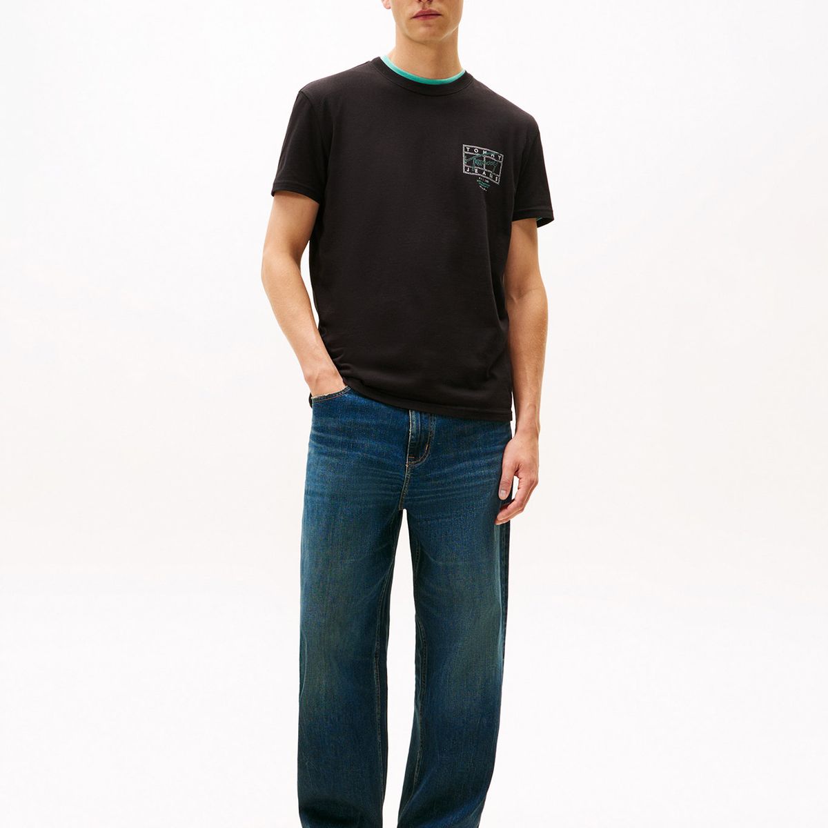 TOMMY HILFIGER - Polera Con Logo Efecto Espray Regular Fit Negro Tommy Jeans