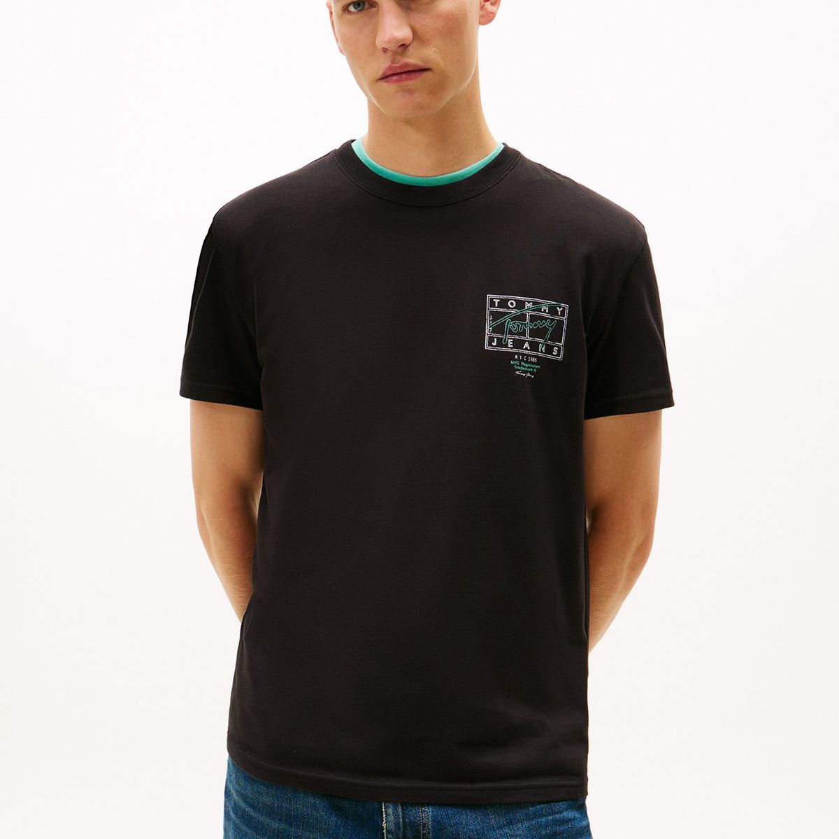TOMMY HILFIGER - Polera Con Logo Efecto Espray Regular Fit Negro Tommy Jeans