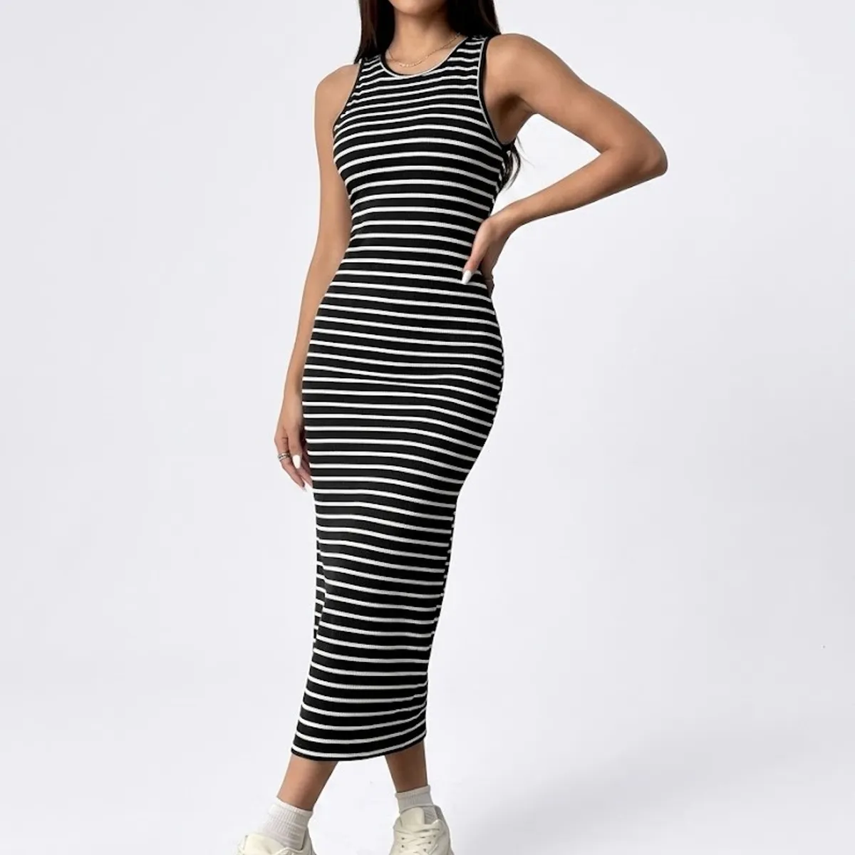 HAMI BOUTIQUE - Vestido Largo Negro de Rayas con Espalda Descubierta y Corte Bodycon