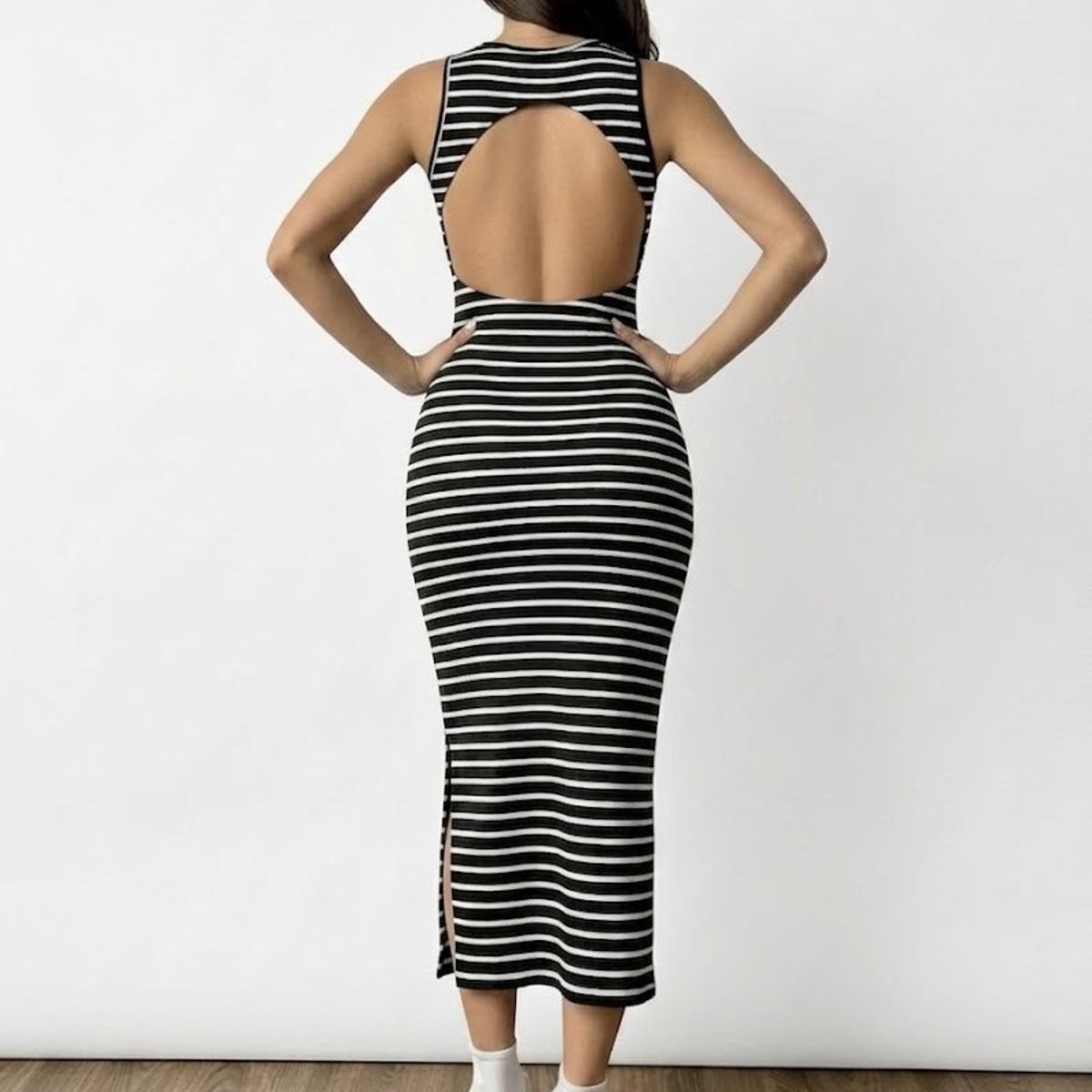 HAMI BOUTIQUE - Vestido Largo Negro de Rayas con Espalda Descubierta y Corte Bodycon