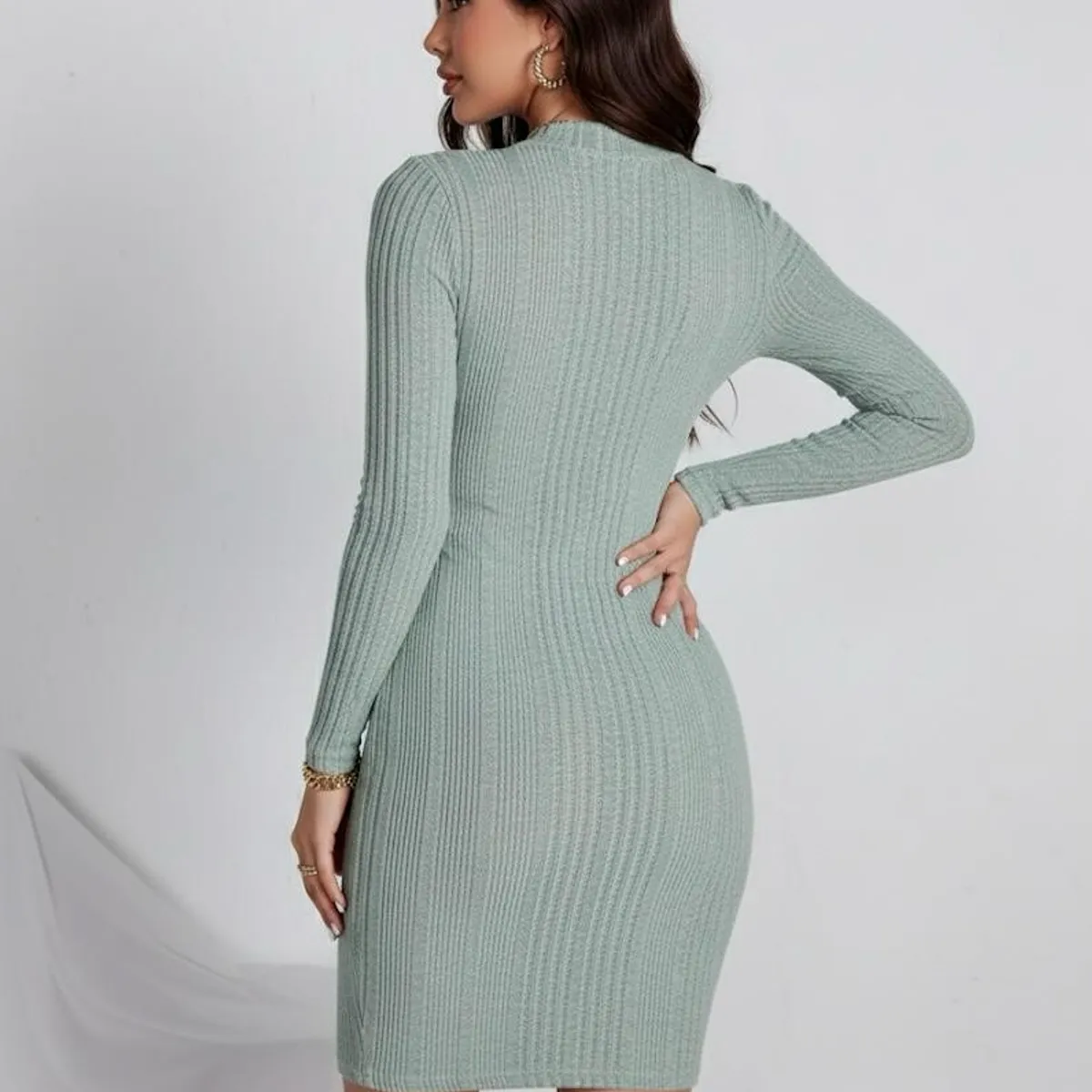 HAMI BOUTIQUE - Vestido Corto de Punto Acanalado Verde con Cuello Semi-Alto y Manga Larga
