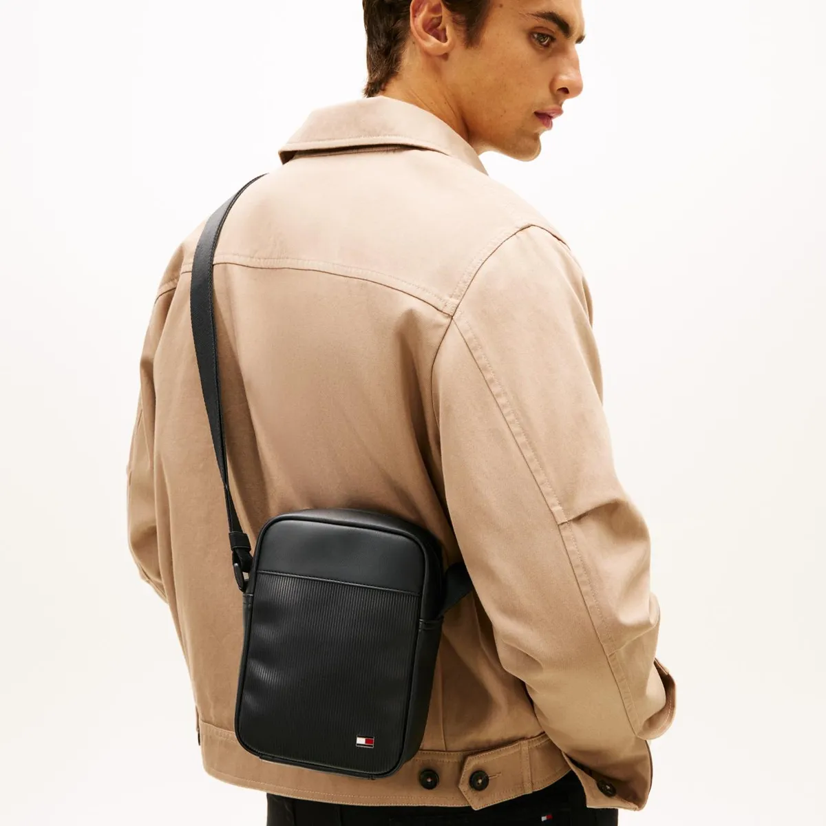 TOMMY HILFIGER - Bolso Cruzado Reporter Acanalado Negro Tommy Hilfiger