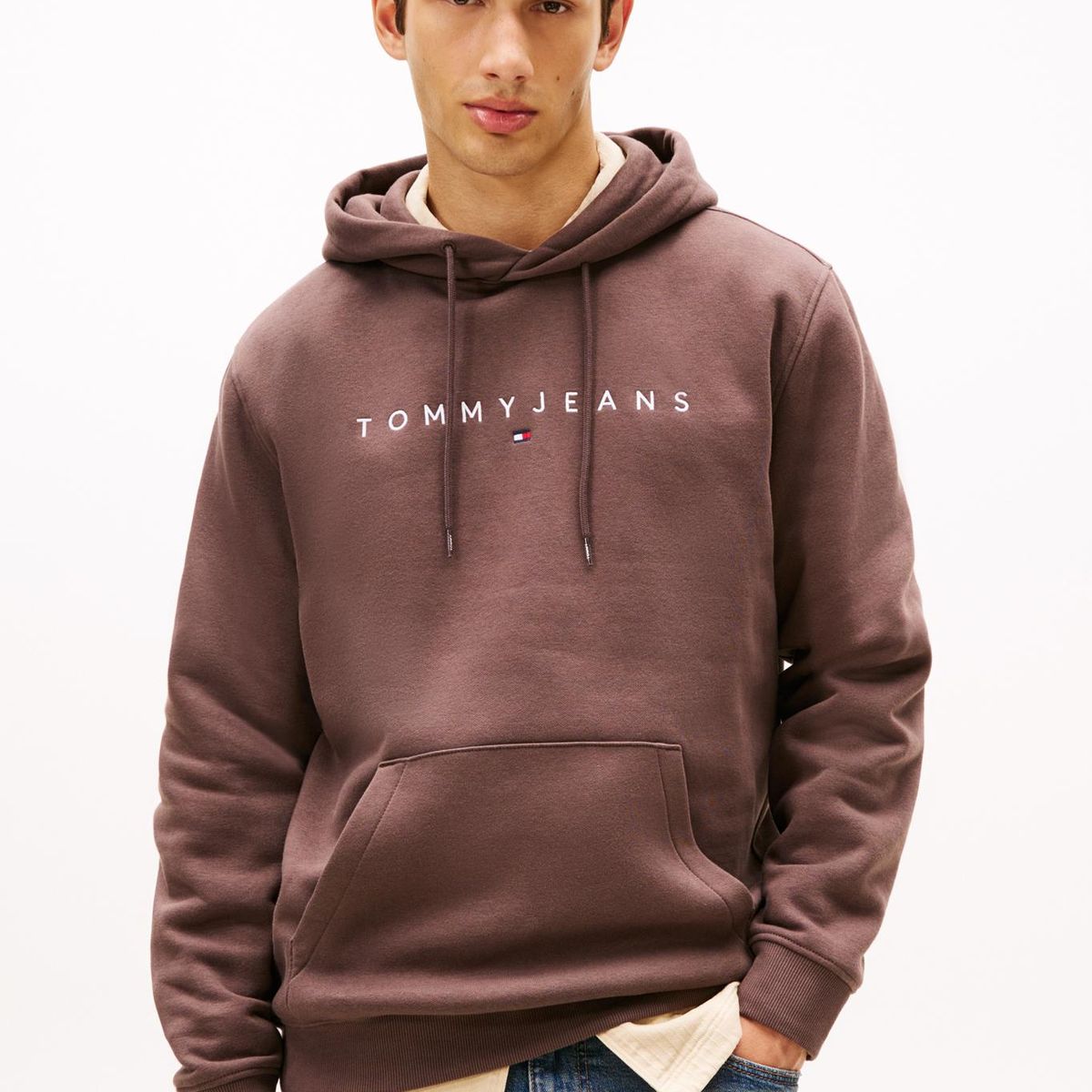 TOMMY HILFIGER - Polerón Hoodie Con Logo Bordado Café Tommy Jeans