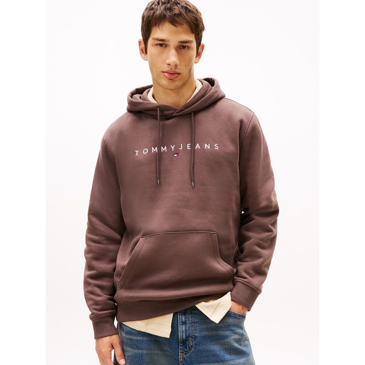 TOMMY HILFIGER - Polerón Hoodie Con Logo Bordado Café Tommy Jeans