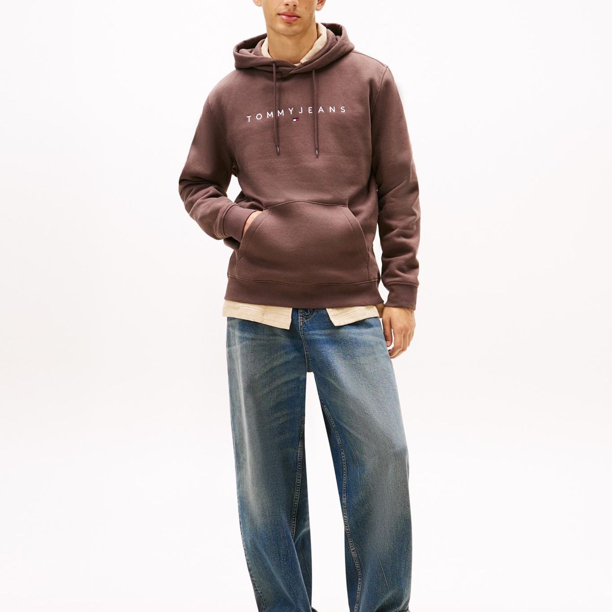 TOMMY HILFIGER - Polerón Hoodie Con Logo Bordado Café Tommy Jeans