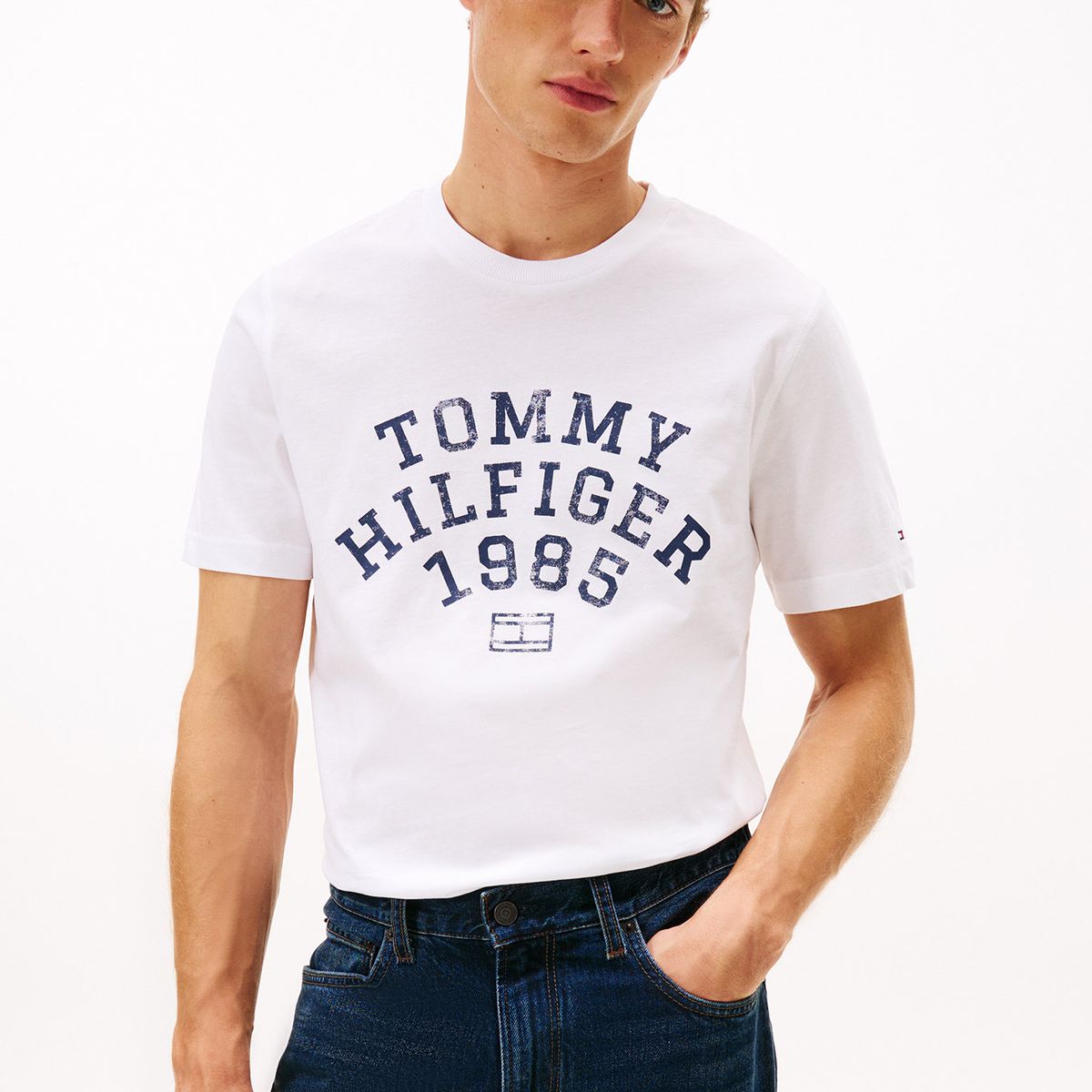 TOMMY HILFIGER - Polera Con Logo Gráfico Regular Fit Blanco Tommy Hilfiger