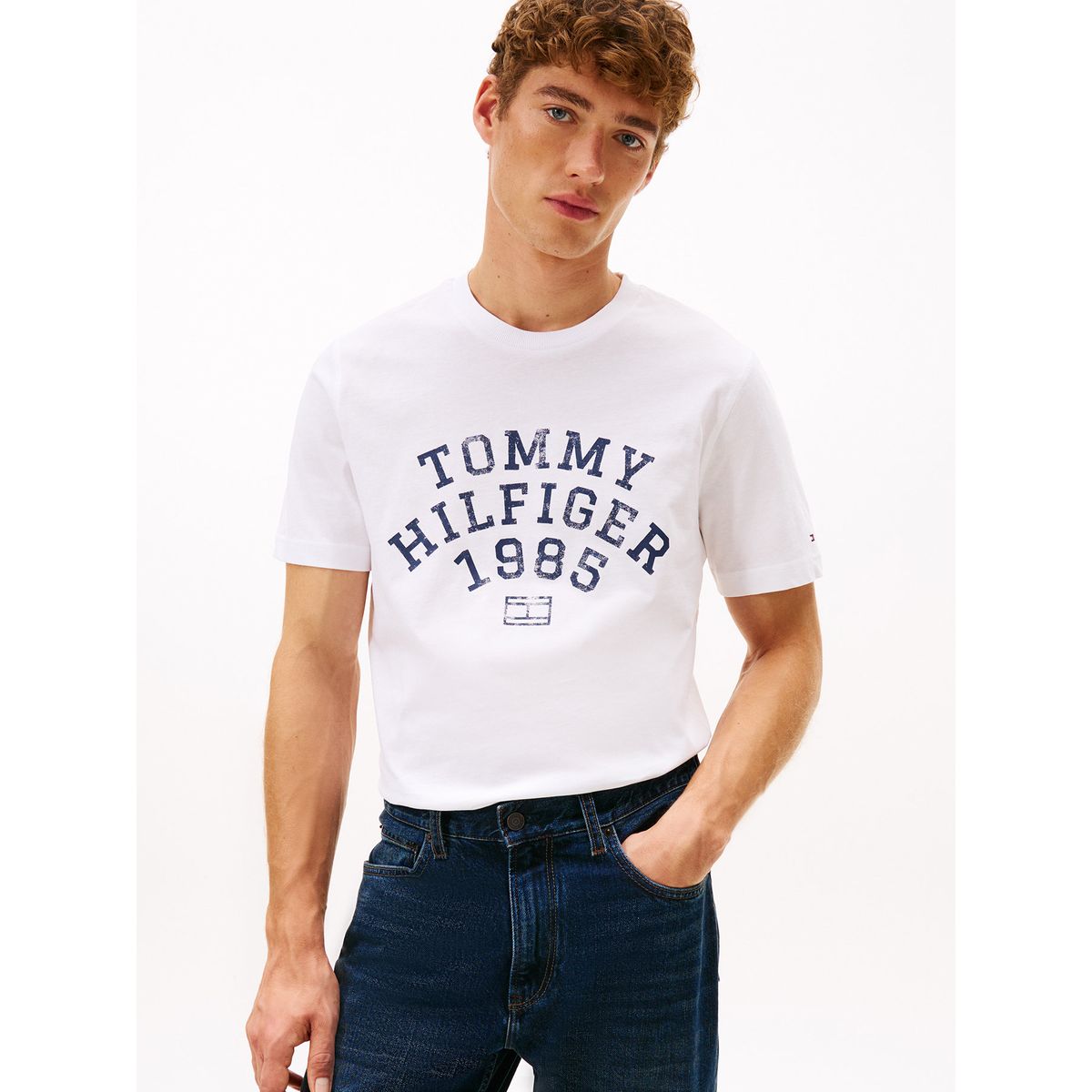 TOMMY HILFIGER - Polera Con Logo Gráfico Regular Fit Blanco Tommy Hilfiger