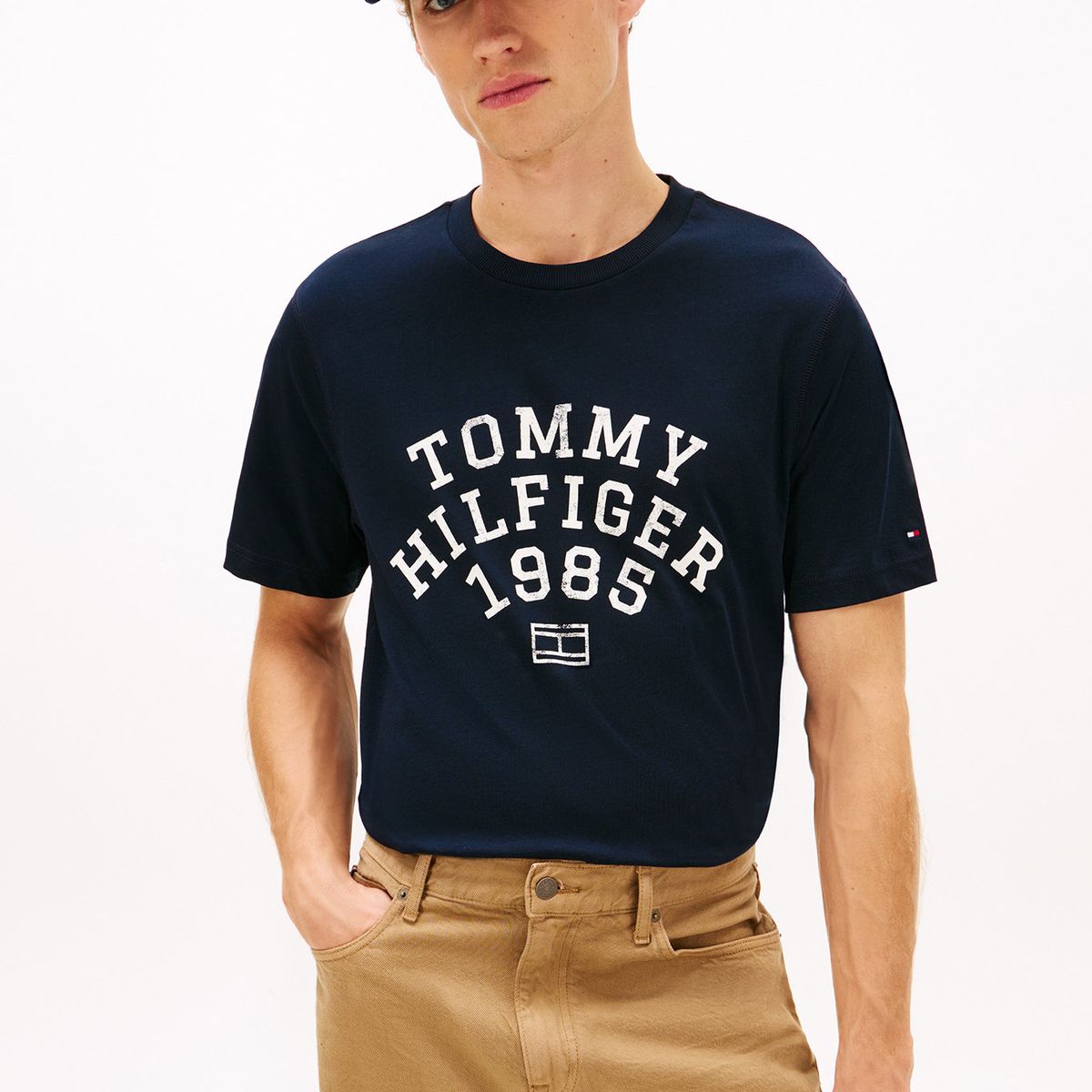 TOMMY HILFIGER - Polera Con Logo Gráfico Regular Fit Azul Tommy Hilfiger