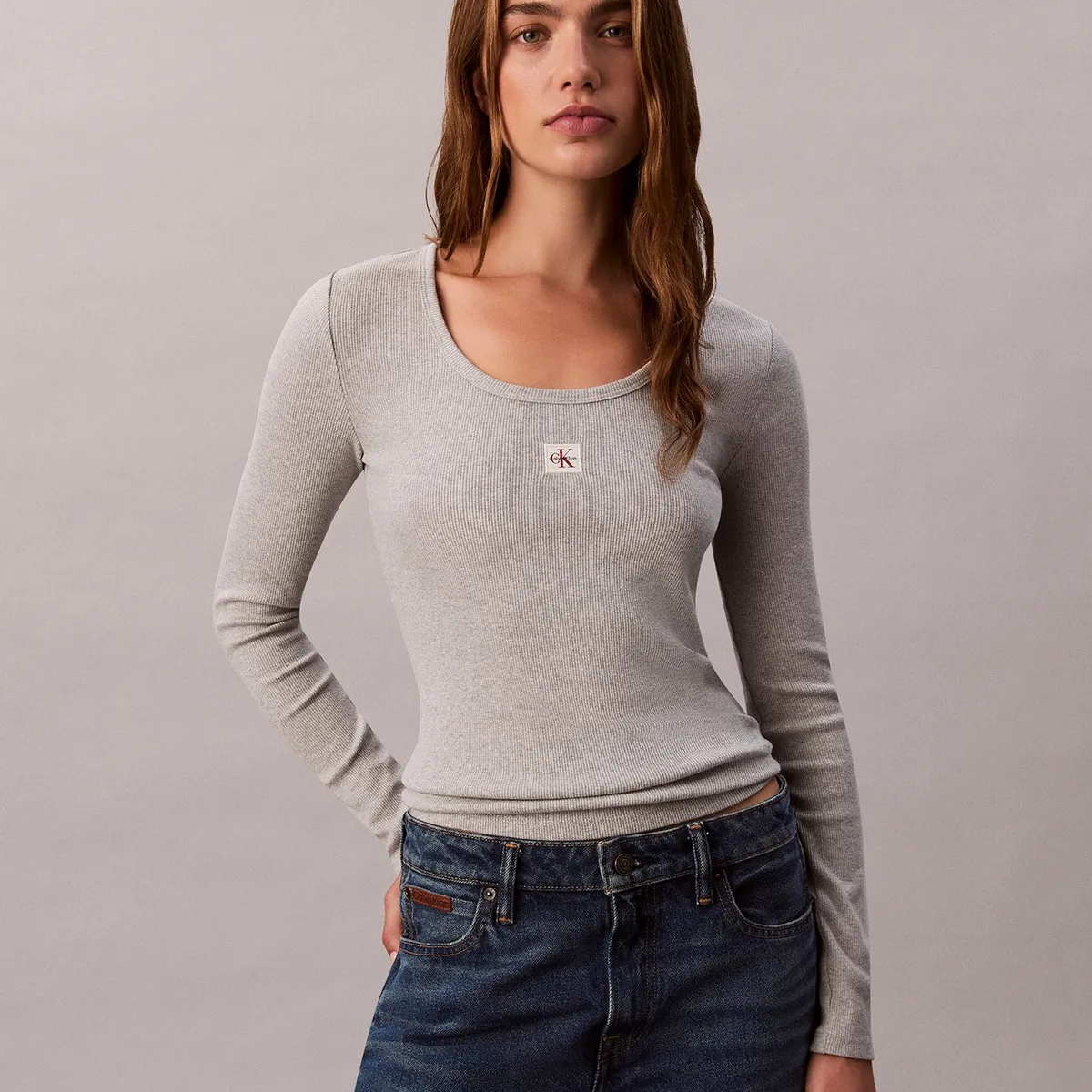 CALVIN KLEIN - Polera Manga Larga con Cuello Scoop Gris Calvin Klein