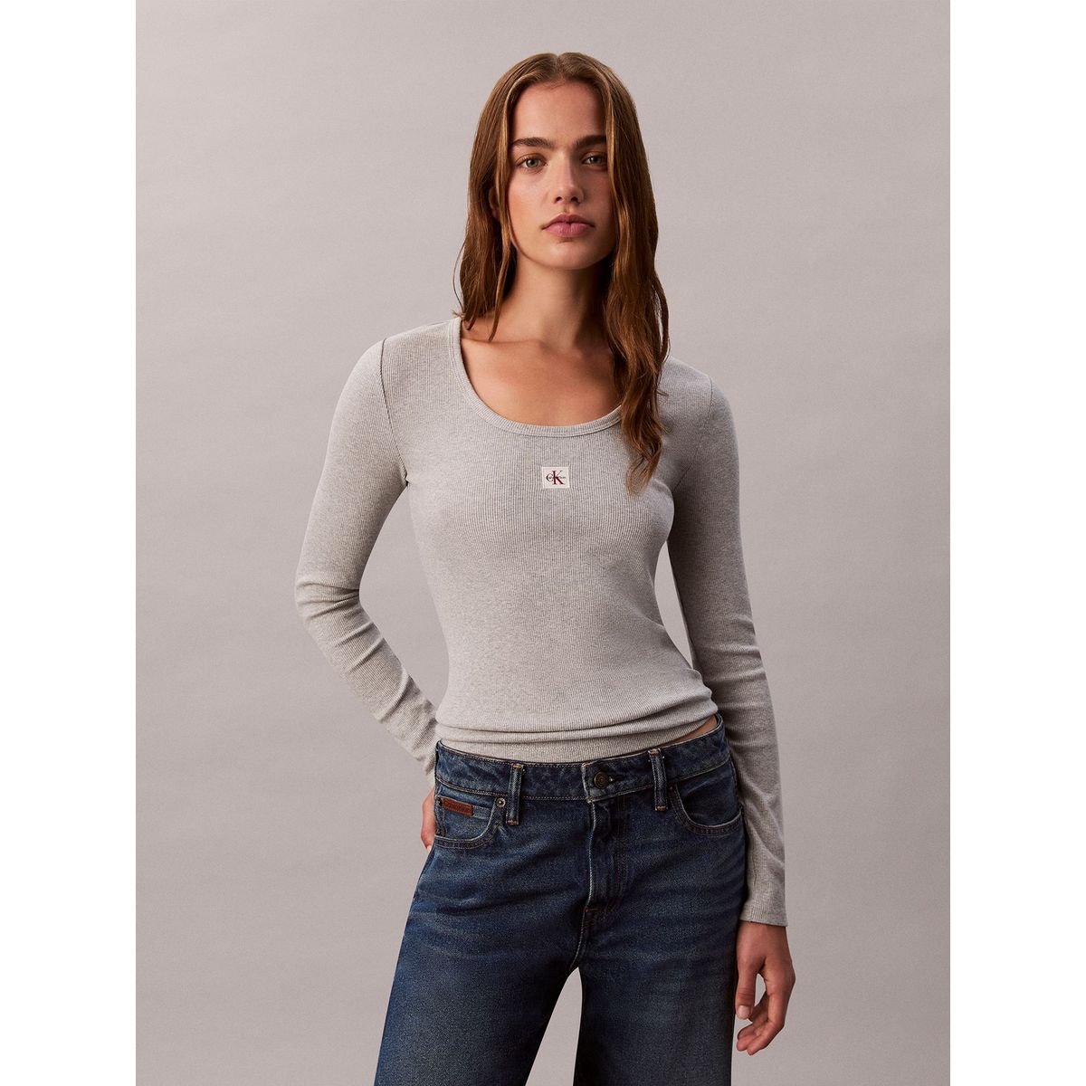 CALVIN KLEIN - Polera Manga Larga con Cuello Scoop Gris Calvin Klein