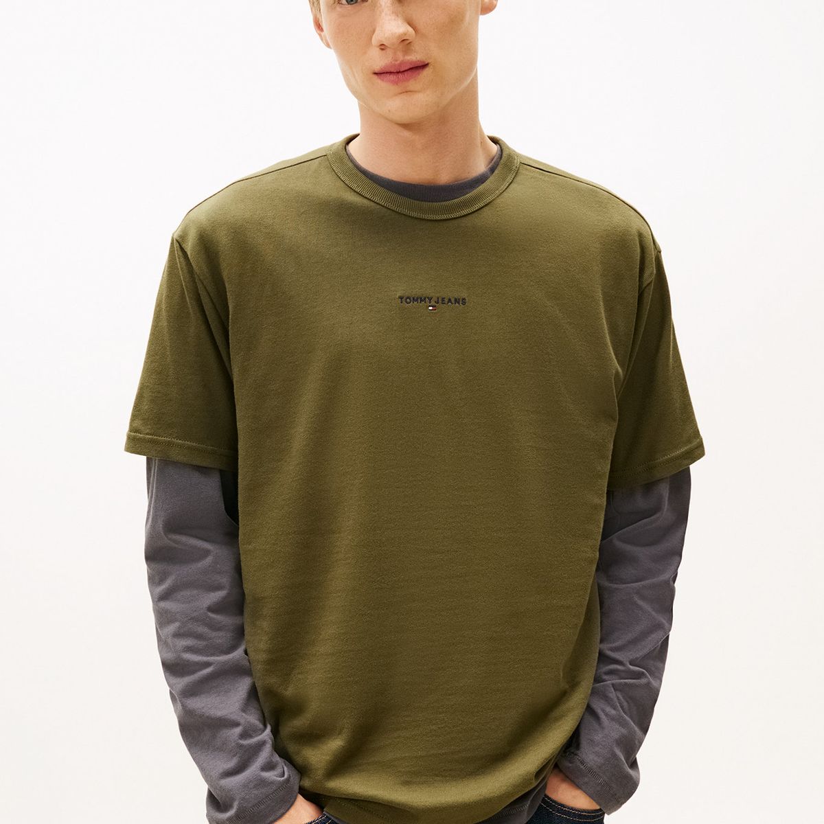 TOMMY HILFIGER - Polera Con Logo Bordado Relaxed Fit Verde Tommy Jeans