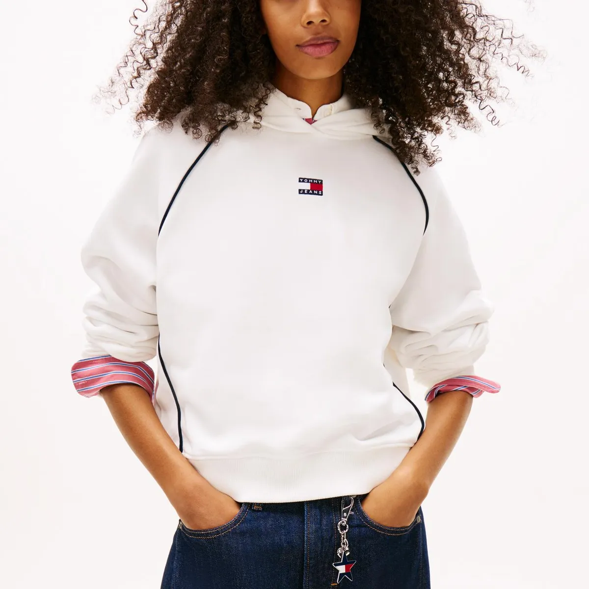 TOMMY HILFIGER - Polerón Hoodie Con Parche Y Logo Blanco Tommy Jeans