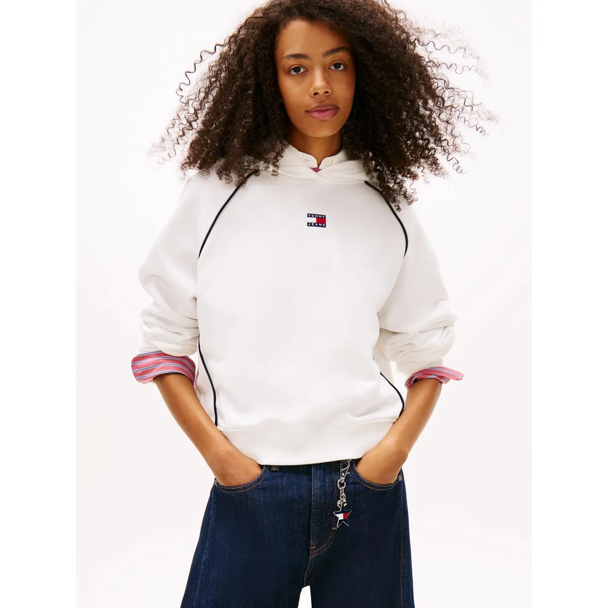 TOMMY HILFIGER - Polerón Hoodie Con Parche Y Logo Blanco Tommy Jeans