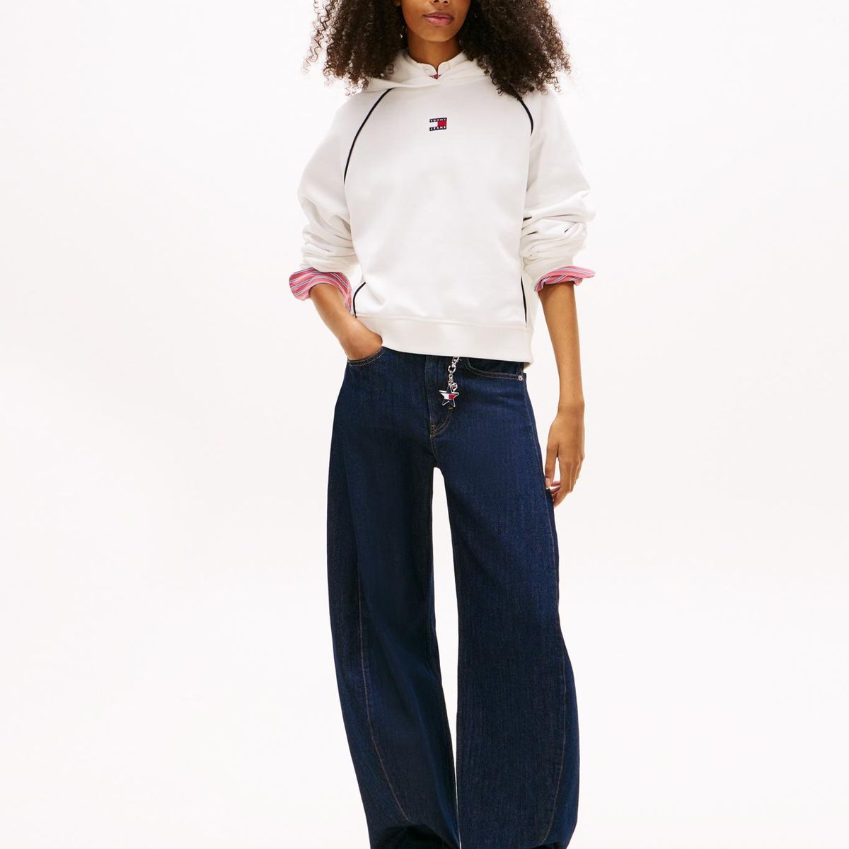 TOMMY HILFIGER - Polerón Hoodie Con Parche Y Logo Blanco Tommy Jeans