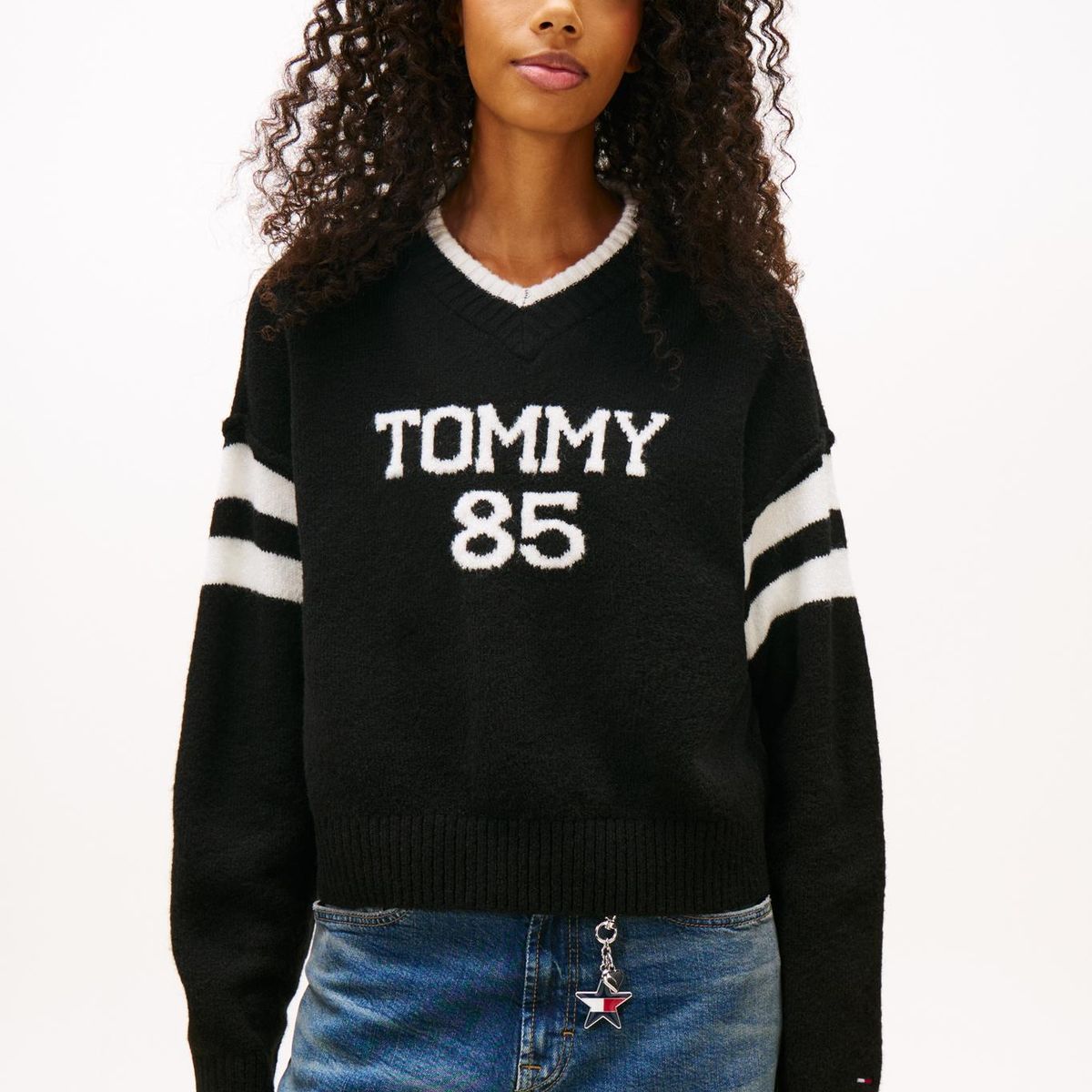 TOMMY HILFIGER - Sweater Logo Varsity Relaxed Fit Negro Tommy Jeans