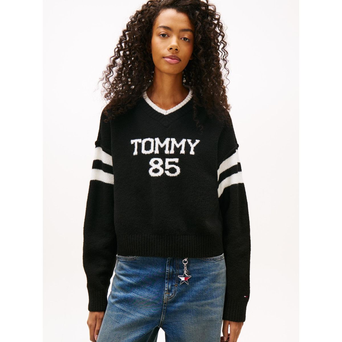 TOMMY HILFIGER - Sweater Logo Varsity Relaxed Fit Negro Tommy Jeans
