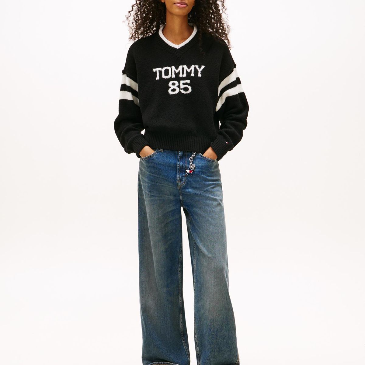 TOMMY HILFIGER - Sweater Logo Varsity Relaxed Fit Negro Tommy Jeans