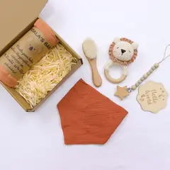 GENERICO - Set regalo recién nacido 6 ítems: manta suave 70% bambú, 30% algodón, sonajero, cuelga chupete, babero, adorno madera