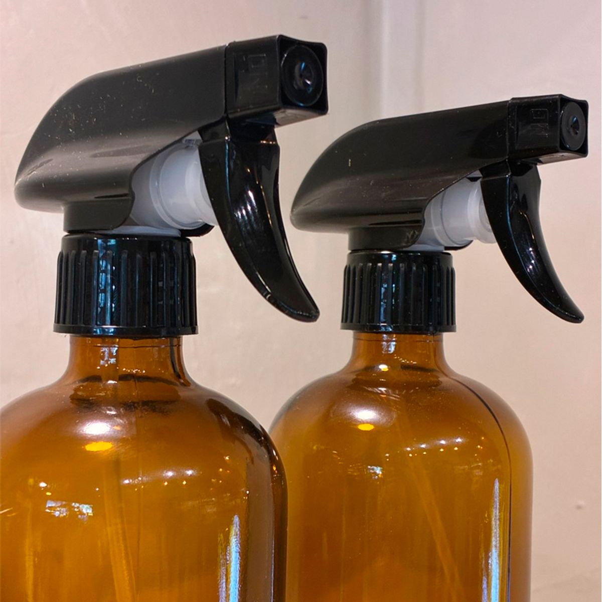 WAKESHOME - Botellas de Spray de Vidrio Ámbar 500ml Paquete 2 Botellas con Base de Madera