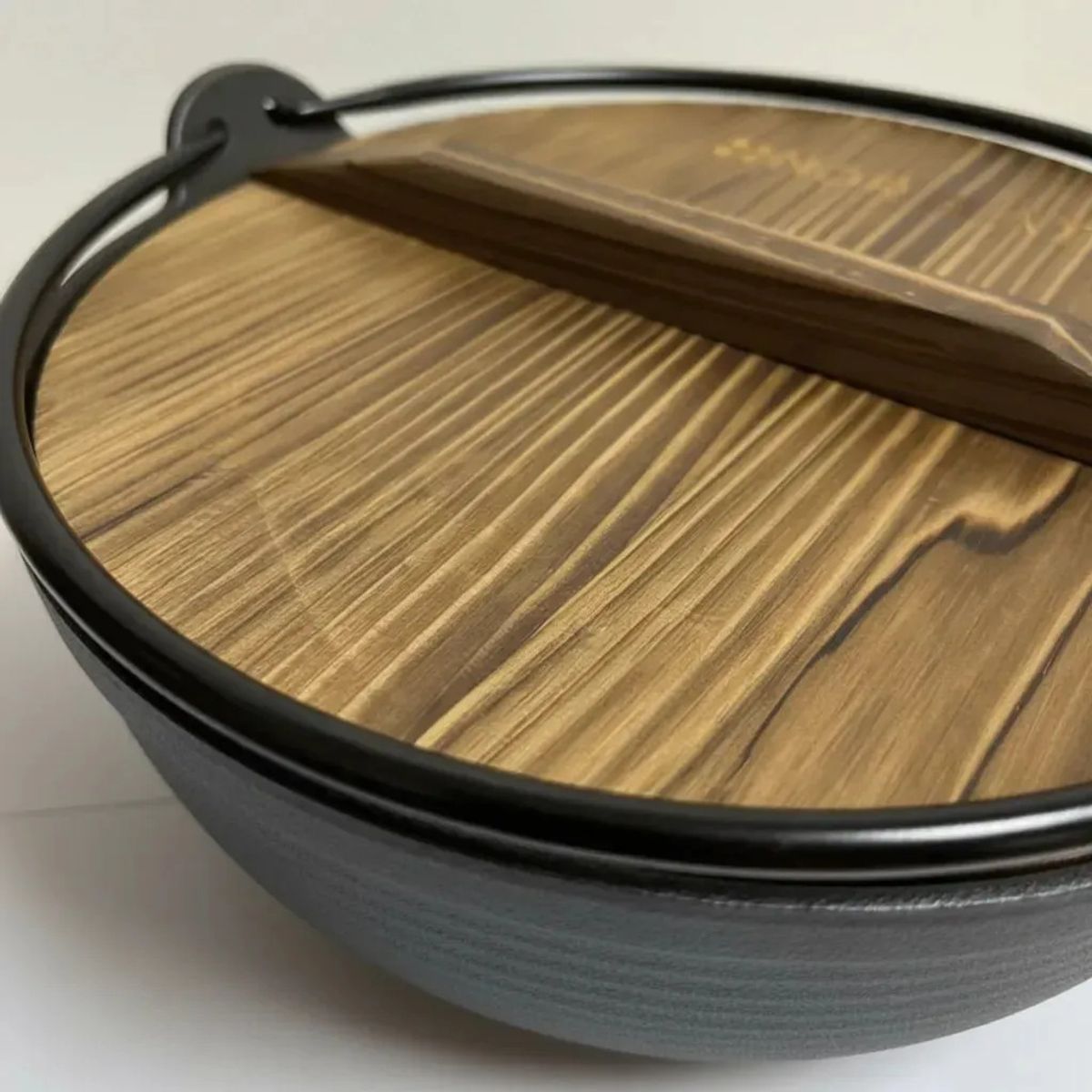 NORPLAT - Olla Hierro Fierro Fundido Con Asa Tapa Madera 25CM Norplat