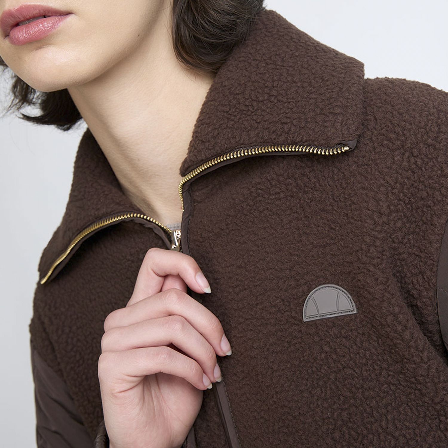 ELLESSE CHAQUETA MUJER ELLESSE JACINTA CAFÉ OSCURO | Falabella Chile