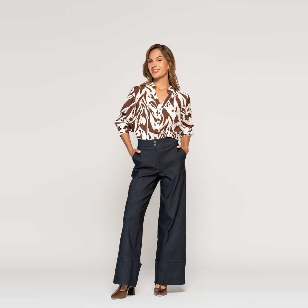 LUDOVICA - Blusa Ana Café Ajustada Cuello V Manga Larga Café Serafina Ludovica