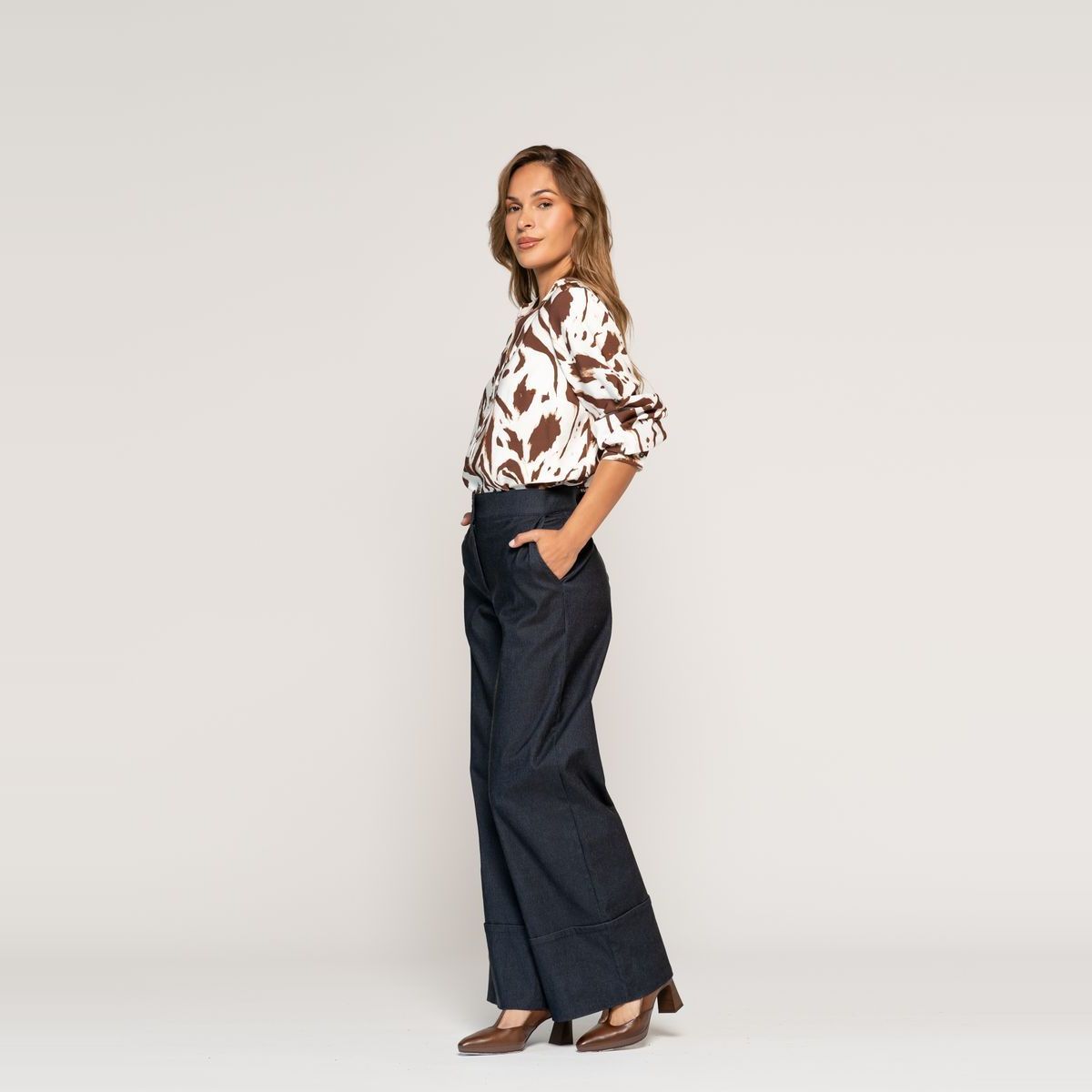 LUDOVICA - Blusa Ana Café Ajustada Cuello V Manga Larga Café Serafina Ludovica