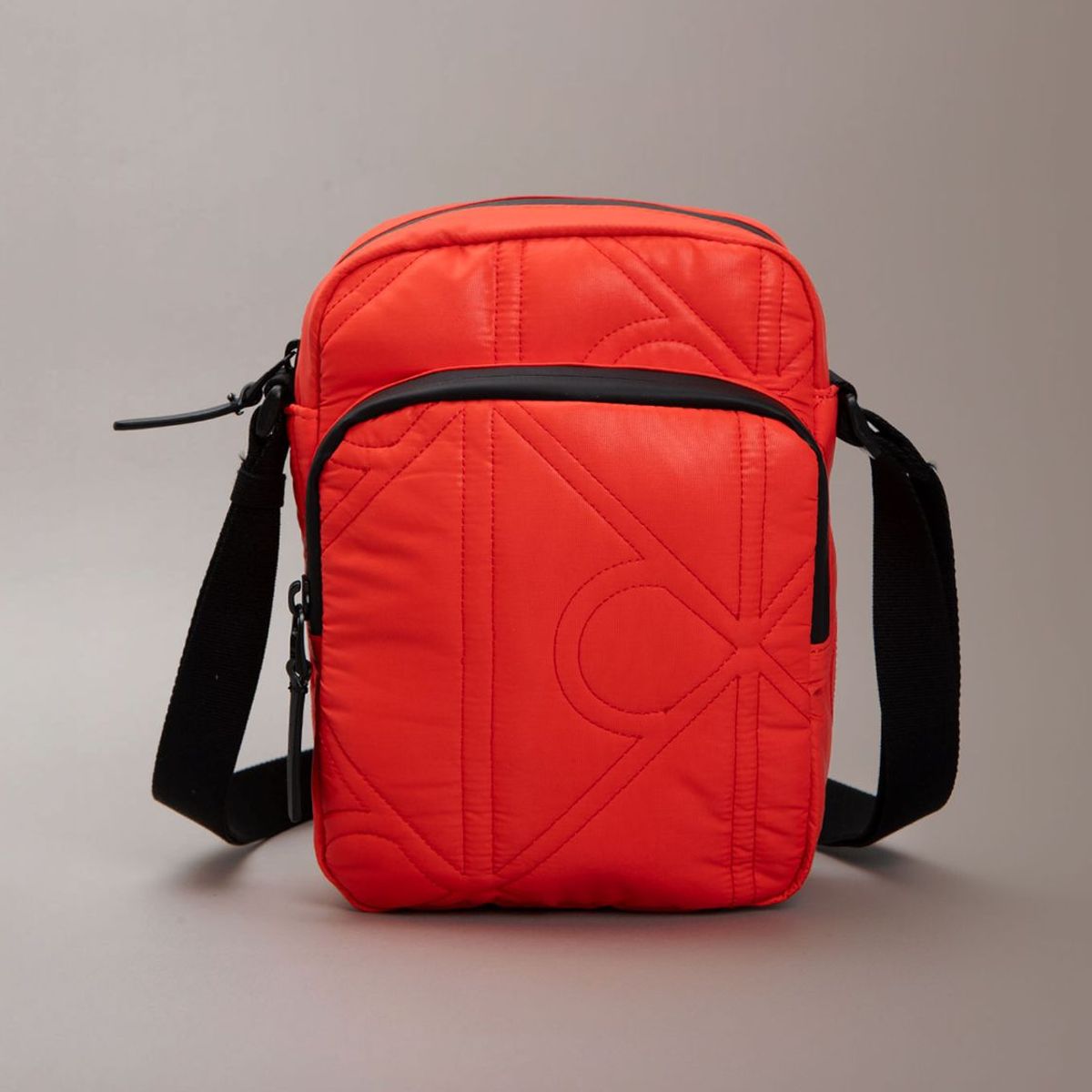 CALVIN KLEIN - Bolso Reporter Acolchado con Logo Monograma