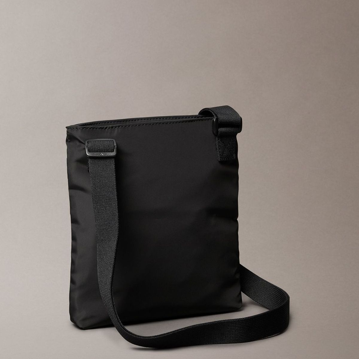 CALVIN KLEIN - Bolso Plano Bandolera Sport Essentials Calvin Klein Negro