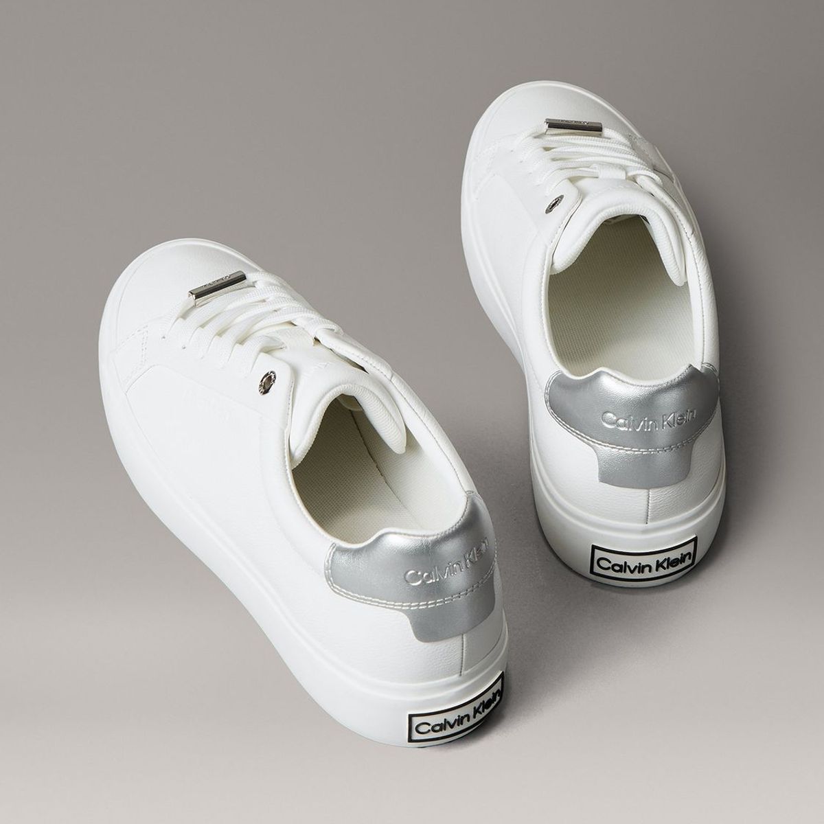 CALVIN KLEIN - Zapatillas en Cuero con Detalles Metálicos Calvin Klein Blanco