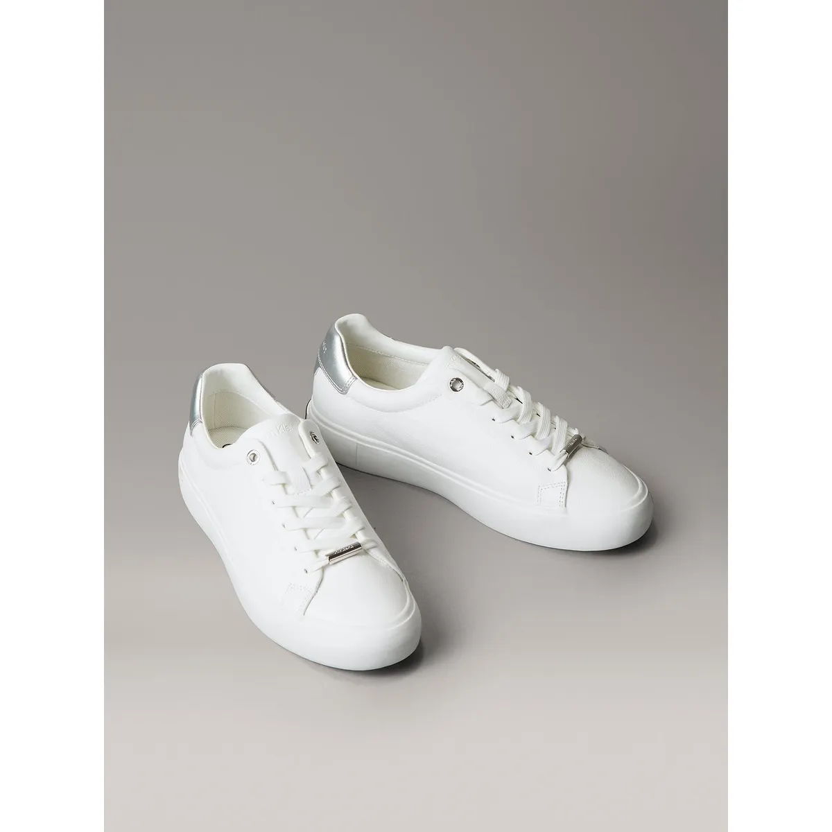 CALVIN KLEIN - Zapatillas en Cuero con Detalles Metálicos