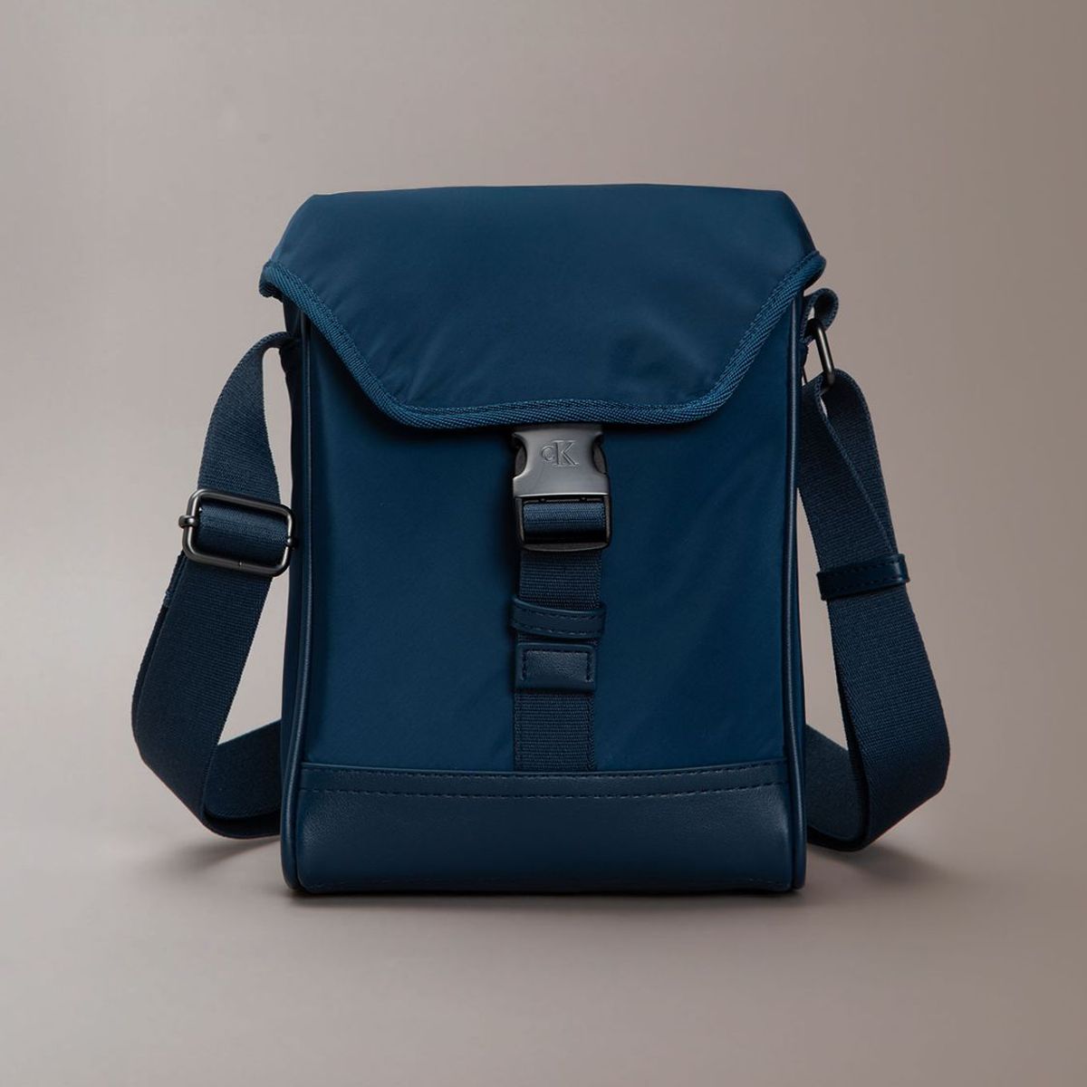 CALVIN KLEIN - Bolso Reporter con Solapa y Cierre Rápido Calvin Klein Azul