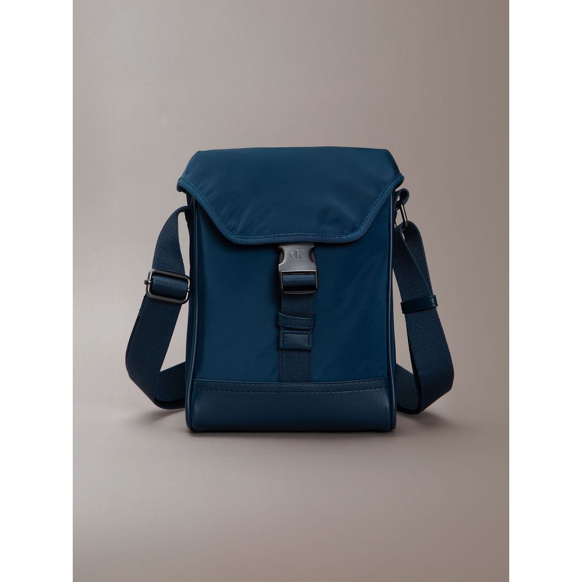 CALVIN KLEIN - Bolso Reporter con Solapa y Cierre Rápido Calvin Klein Azul