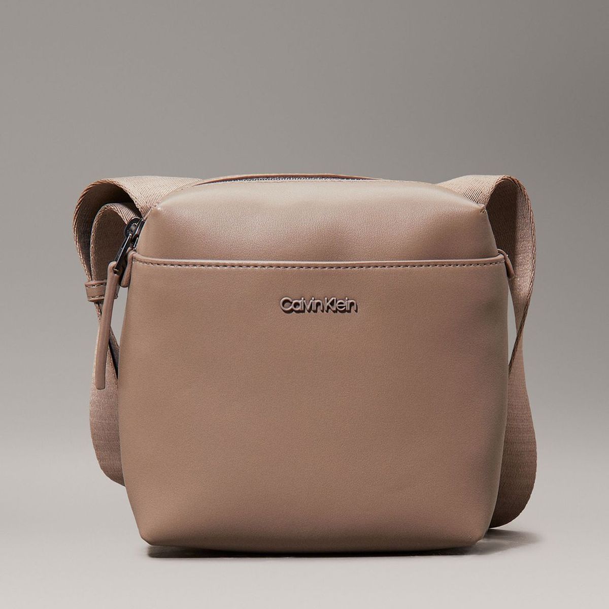 CALVIN KLEIN - Bolso Reporter Essential Cube Calvin Klein Beige