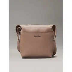 CALVIN KLEIN - Bolso Reporter Essential Cube Beige