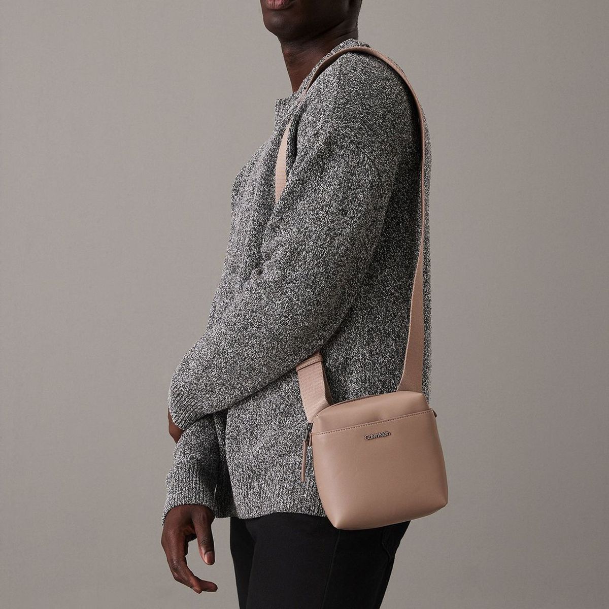 CALVIN KLEIN - Bolso Reporter Essential Cube Calvin Klein Beige