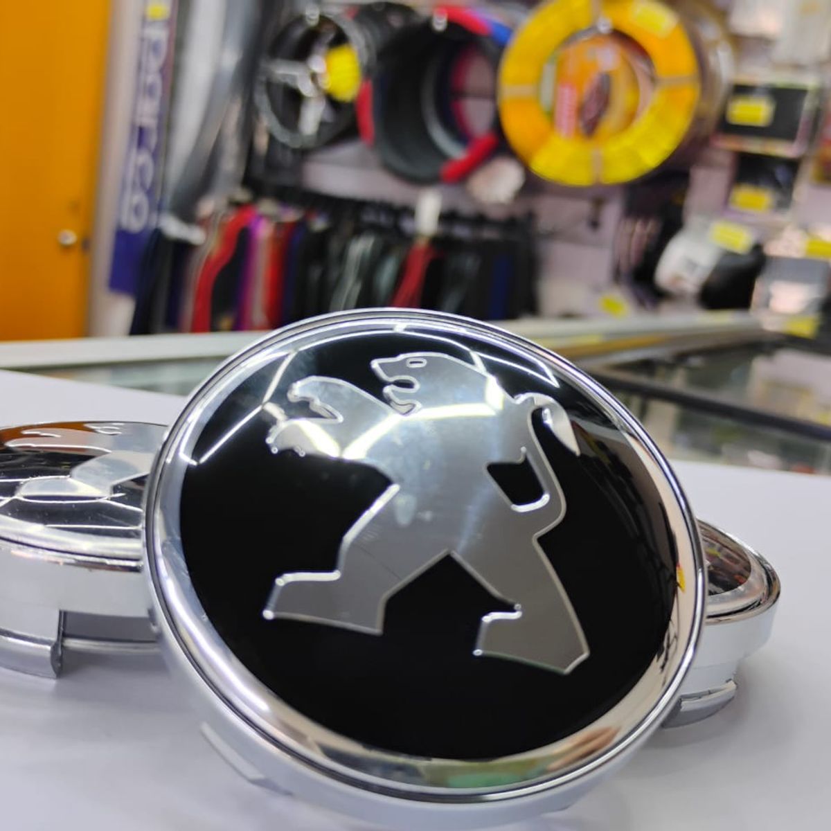 GENERICO - Set X4 Tapas centro de Llantas de autos 56mm universal peugeot borde plata