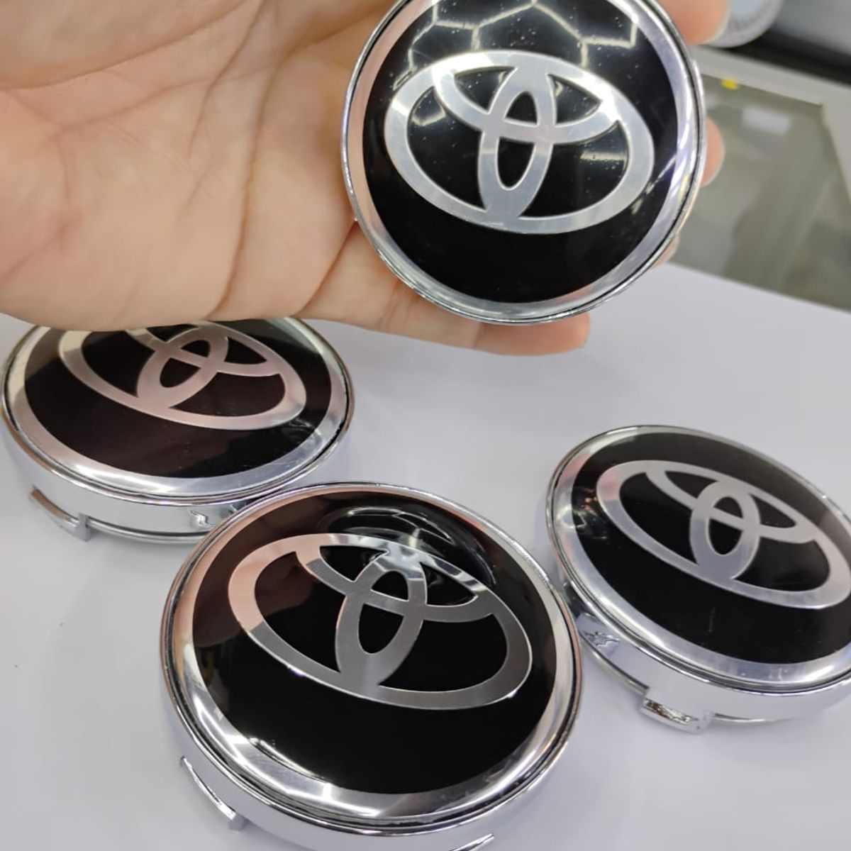 GENERICO - Set X4 Tapas centro de Llantas de autos 60mm universal toyota negro con plata