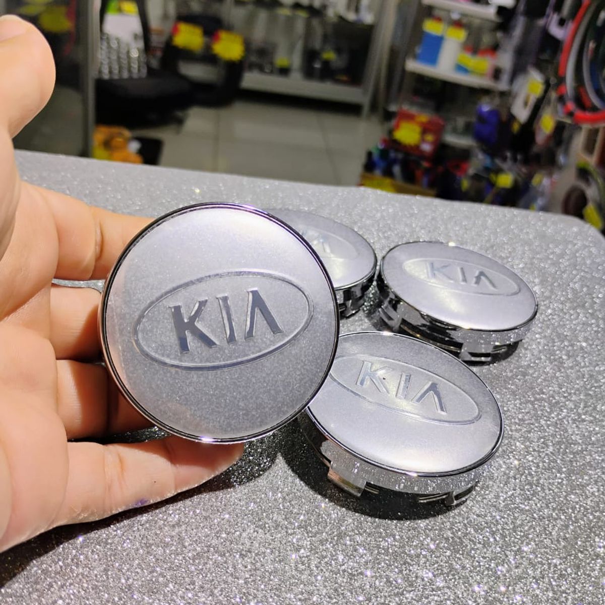 GENERICO - Set X4 Tapas centro de Llantas de autos 60mm universal Kia toda plata con óvalo