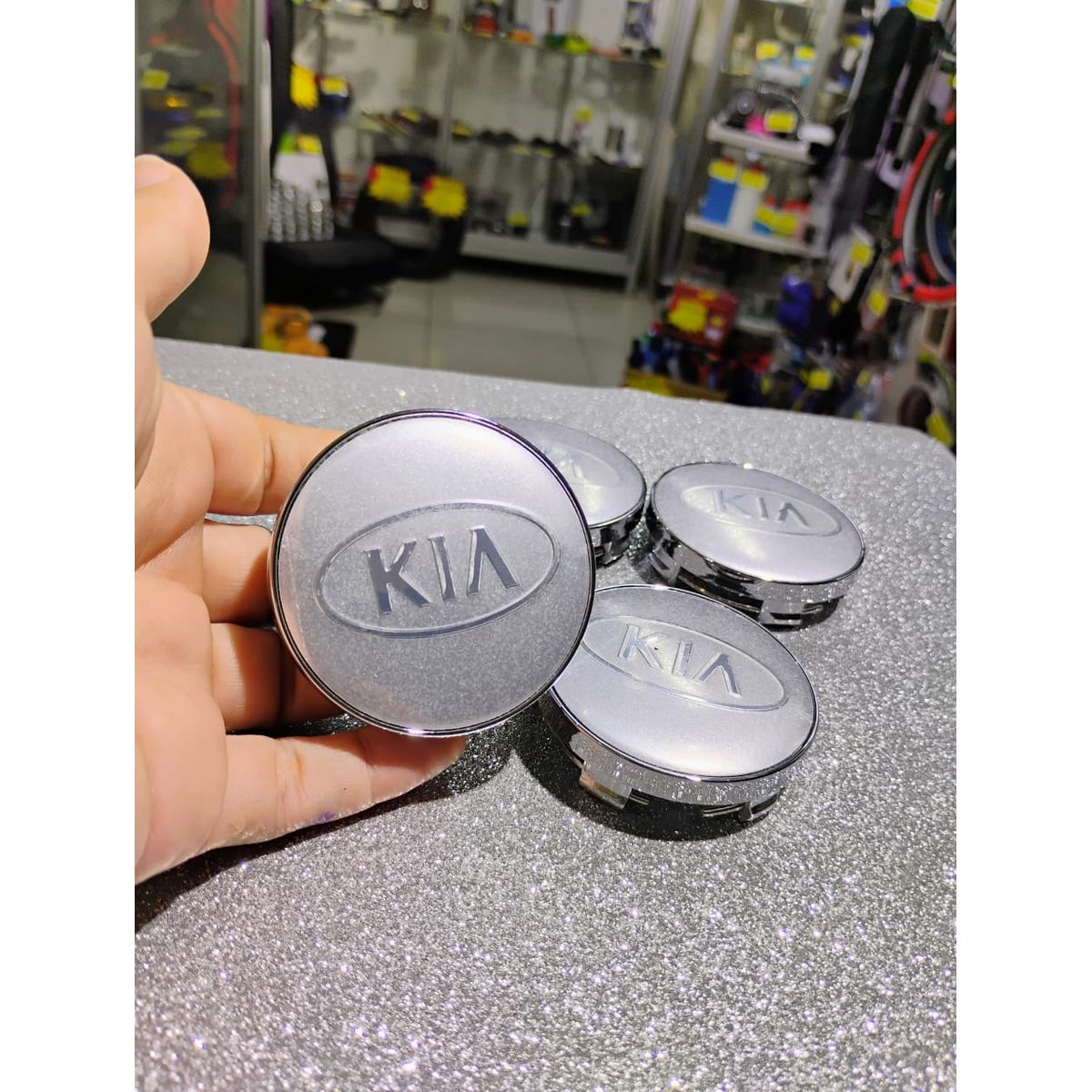 GENERICO - Set X4 Tapas centro de Llantas de autos 60mm universal Kia toda plata con óvalo