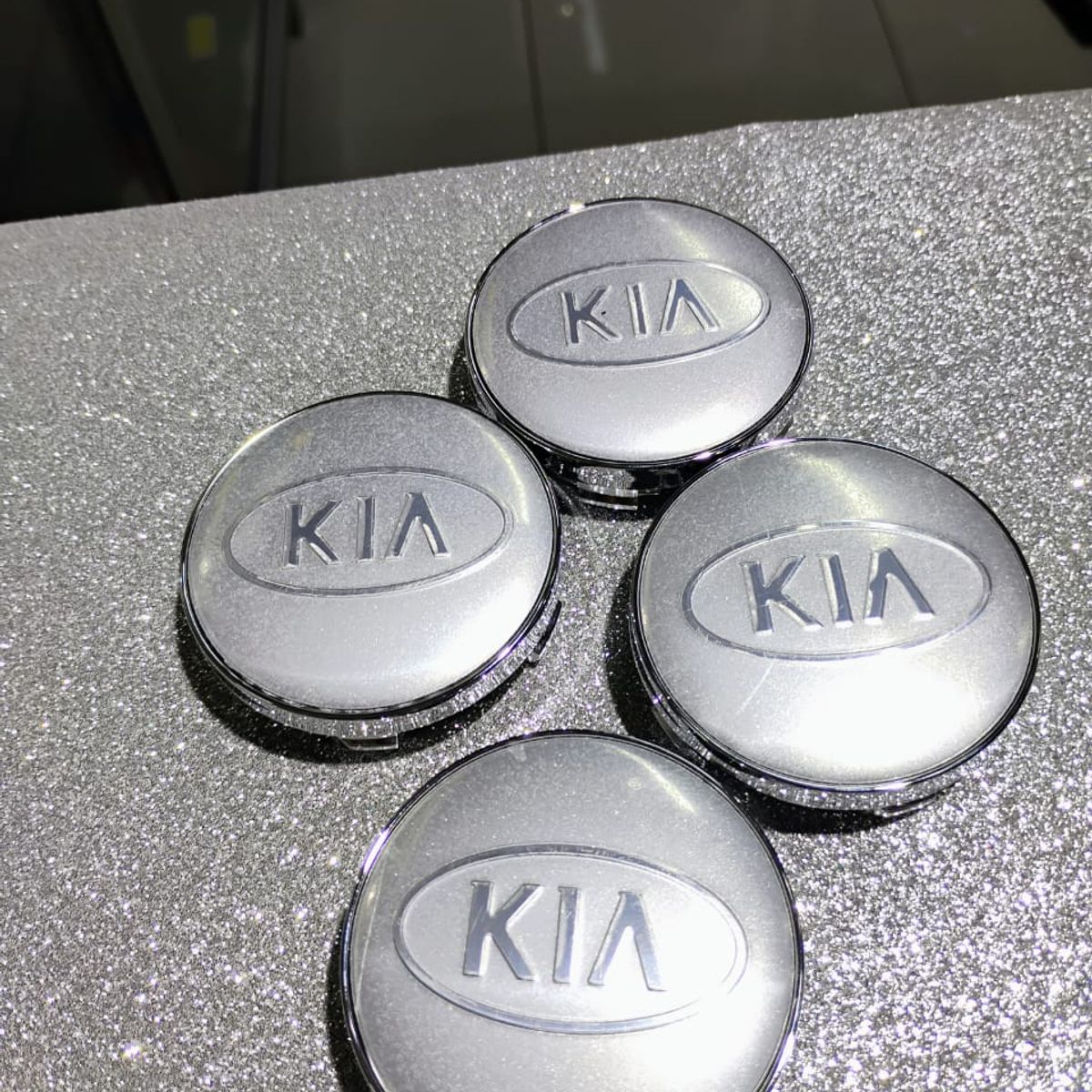 GENERICO - Set X4 Tapas centro de Llantas de autos 60mm universal Kia toda plata con óvalo