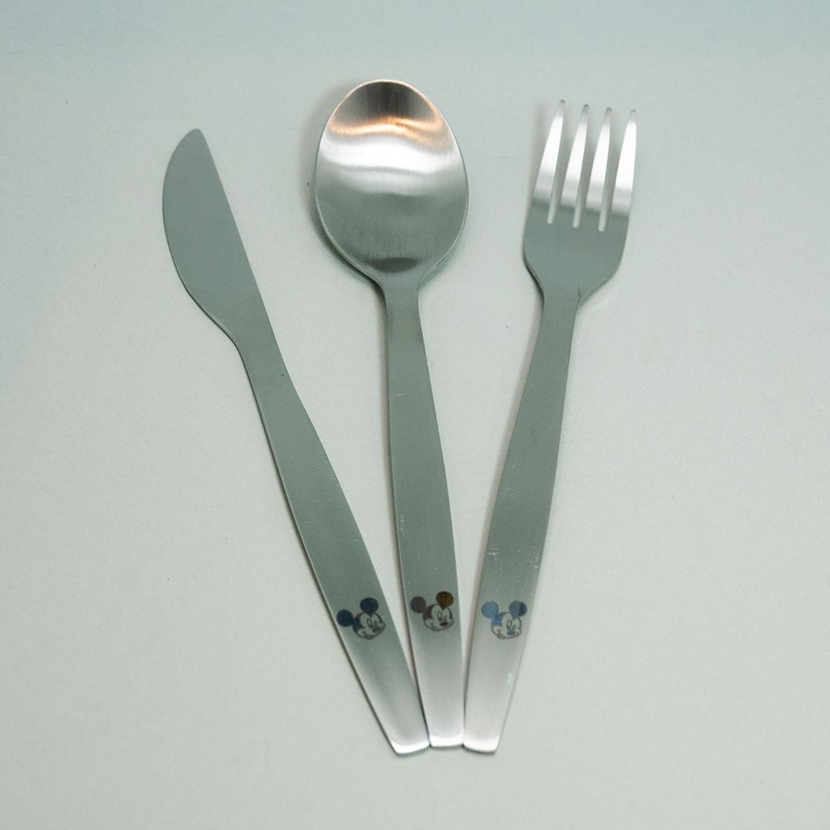 DISNEY - SET DE CUBIERTOS CUCHILLO TENEDOR Y CUCHARA CON ESTUCHE DE MICKEY SUMMER DISNEY